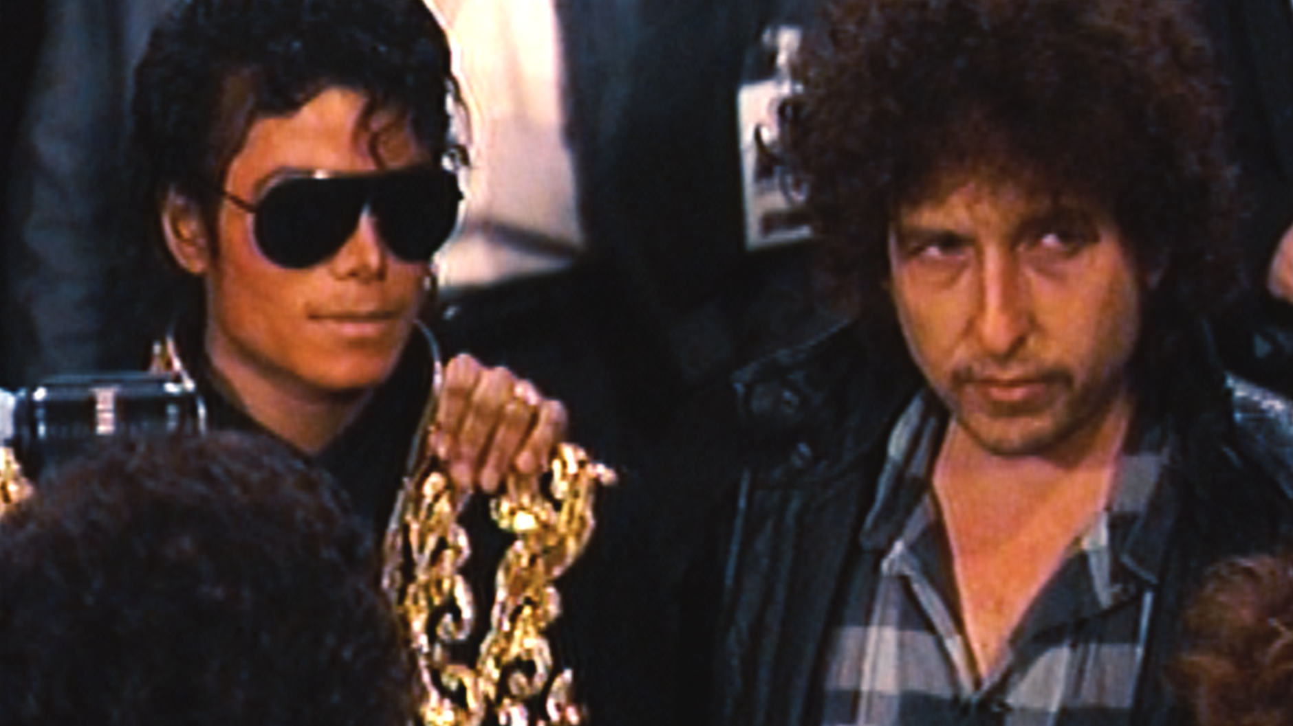 Bob Dylan (rechts) fühlt sichtlich unwohl bei dem ganzen Star-Gehabe um ihn herum.
