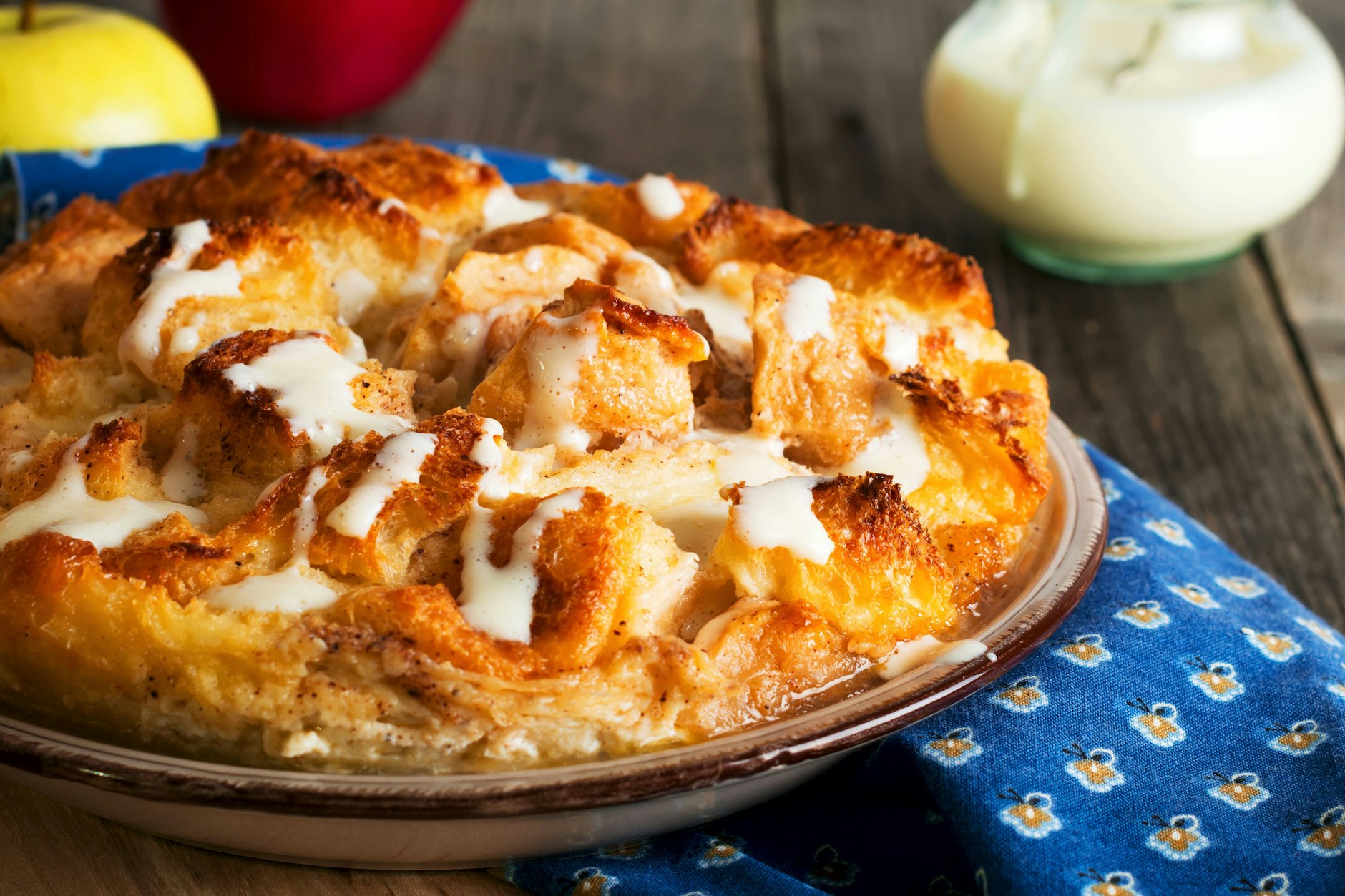 Das Rezept für den Brotpudding kann beliebig ergänzt werden, zum Beispiel mit Apfelstückchen.