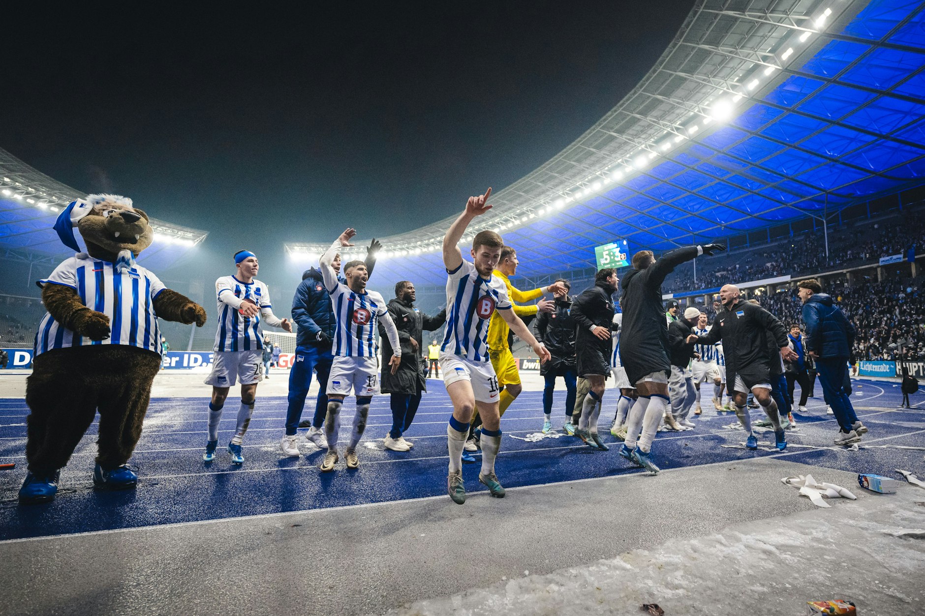 Blau-weißer Pokalwahnsinn: Die Spieler von Hertha BSC wollen nach der Party gegen den HSV auch nach dem Viertelfinale gegen Kaiserslautern feiern.