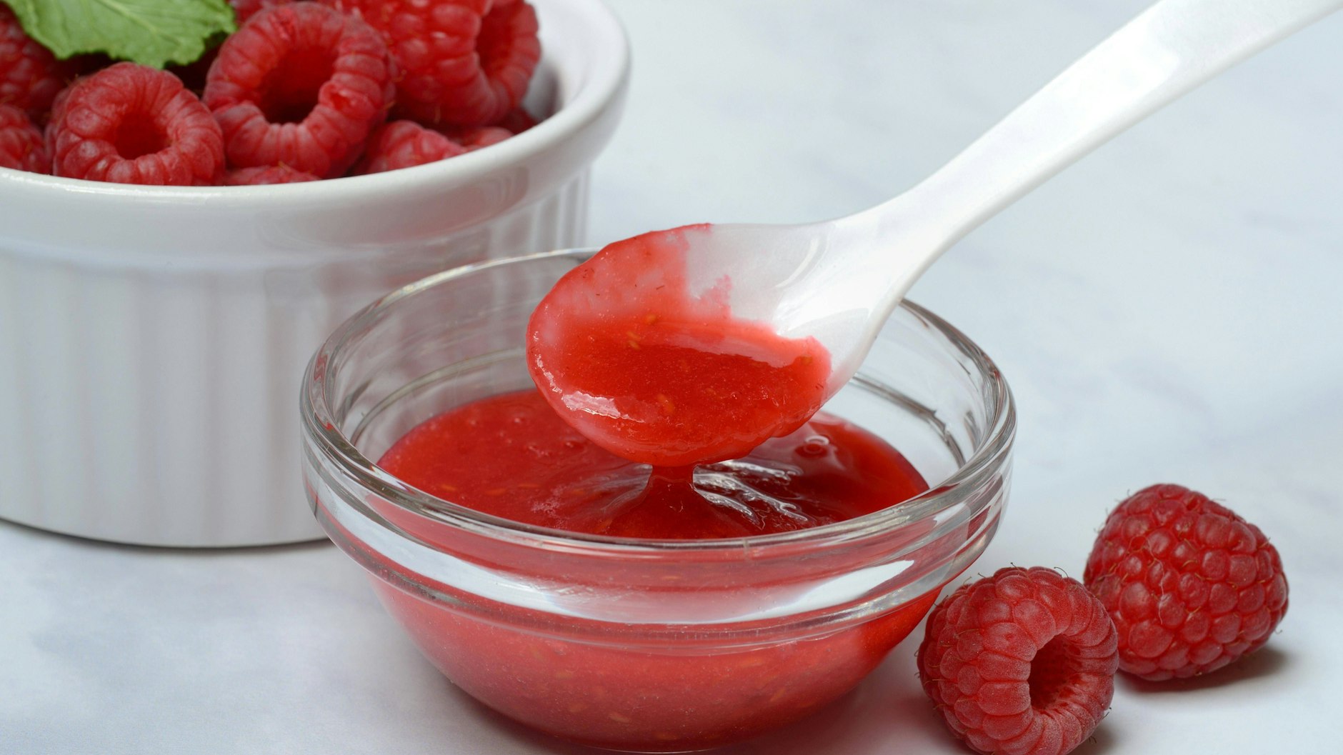 Der Brotpudding wird auf einem Fruchtspiegel angerichtet, zum Beispiel auf pürierten Himbeeren.