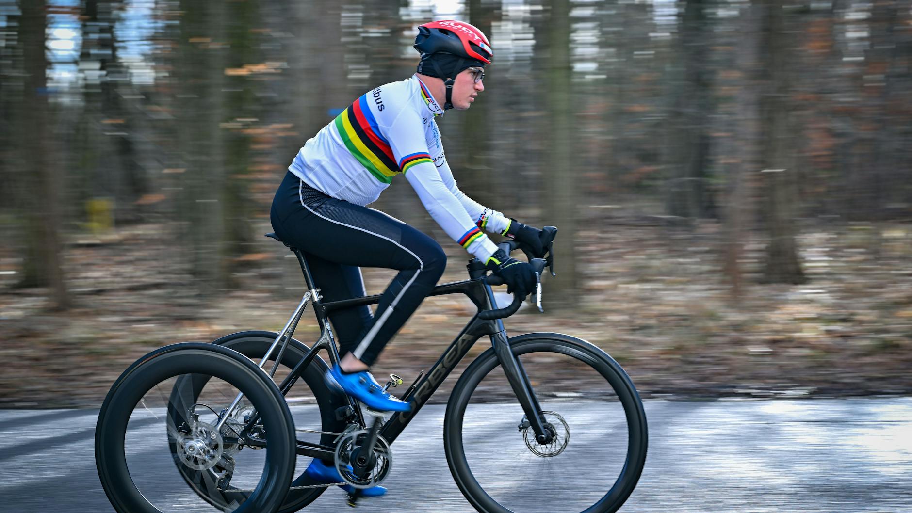 Maximilian Jäger, Paralympics-Radsportler, trainiert auf einem Dreirad mit einem speziellen Lenker.