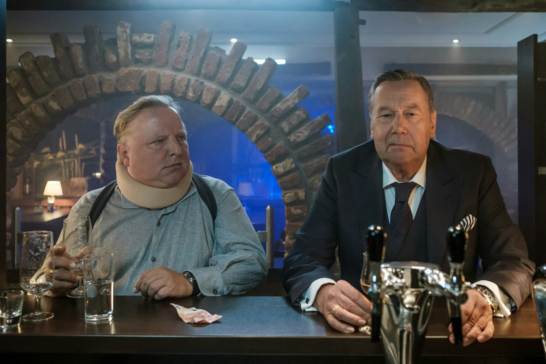 Axel Prahl (links) und Roland Kaiser in der schwarzen Komödie „Eisland“