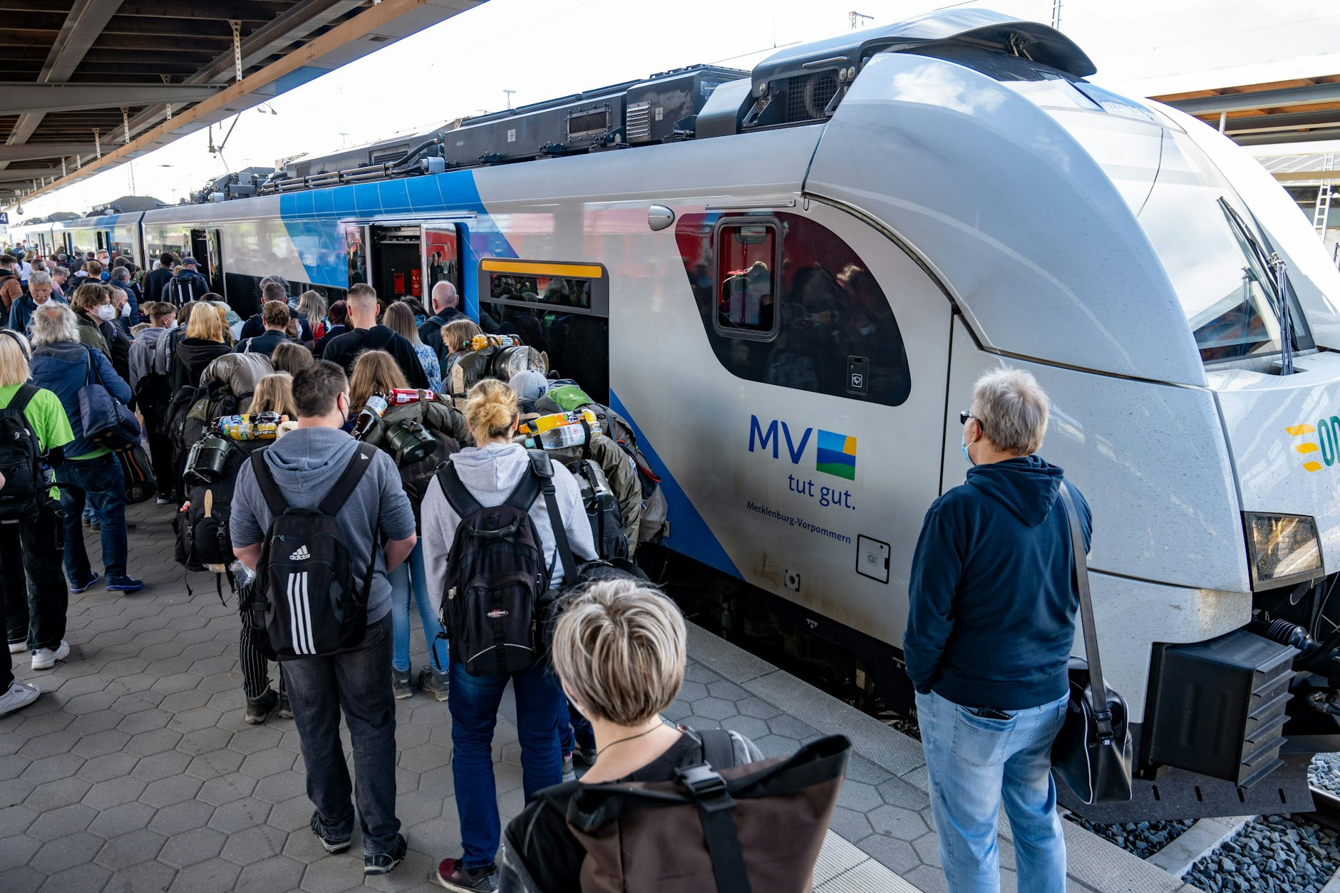 Ostdeutsche fühlen sich oft abgehängt, nicht nur vom Bahnverkehr. Fahrgäste am Bahnhof Stralsund.