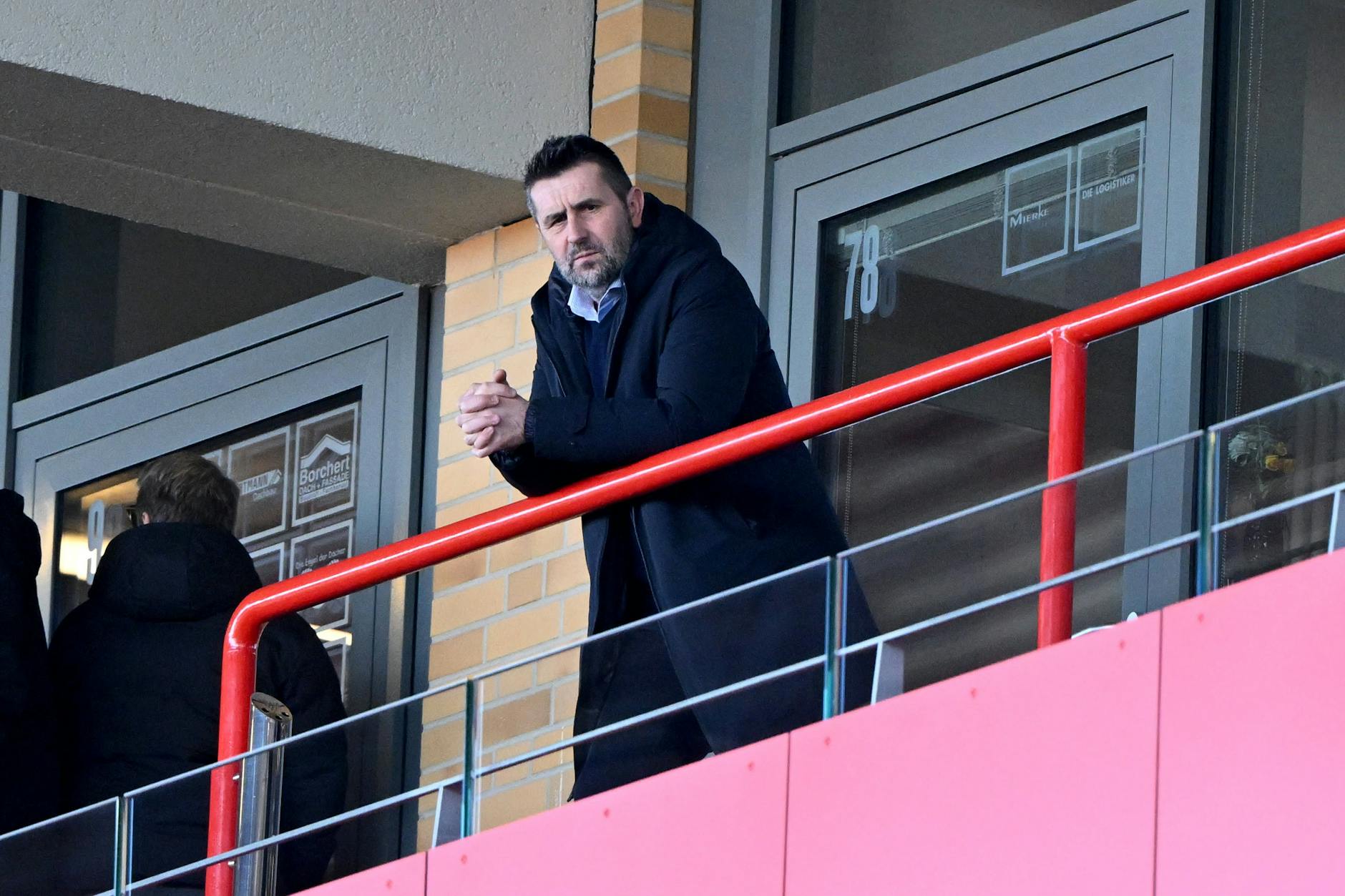 Nur dabei statt mittendrin: Nenad Bjelica (52), Cheftrainer des 1. FC Union, verfolge das Spiel gegen Darmstadt wegen seiner Sperre von der Tribüne.