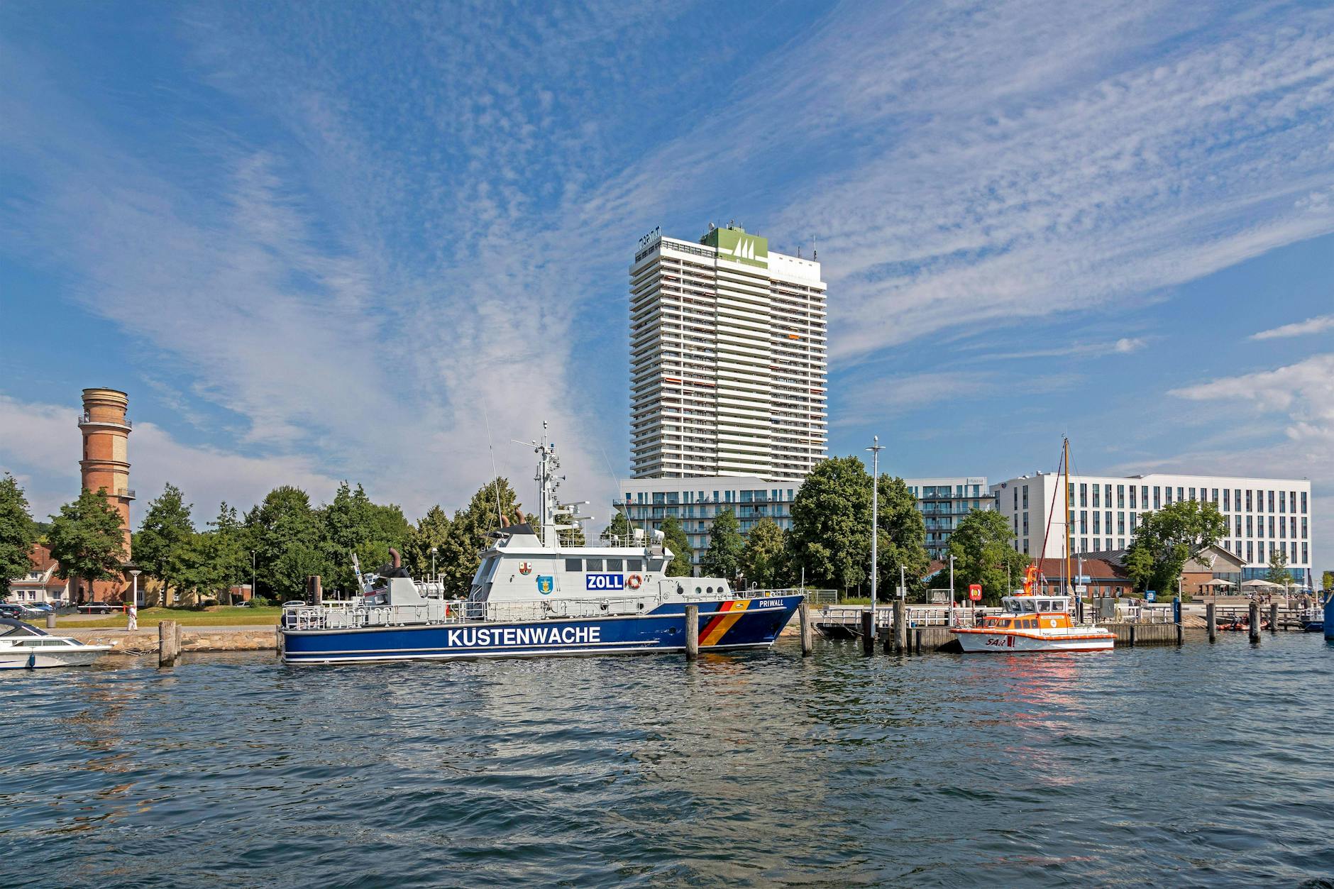 Die drei Personen stürzten vom 119-Meter-Hotel in den Tod.