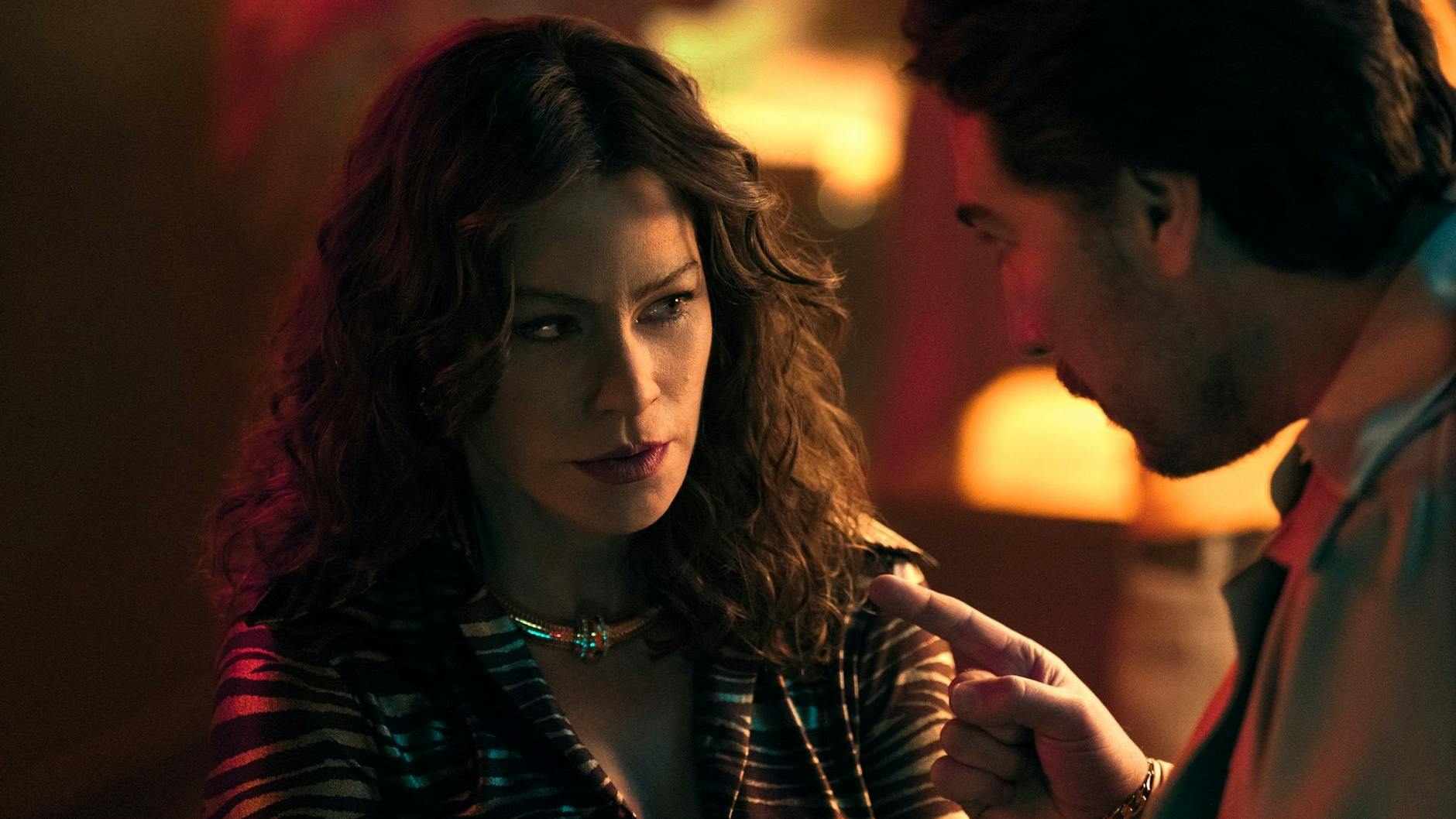 Sofia Vergara als Griselda in einer Szene der Netflix-Serie „Griselda“.