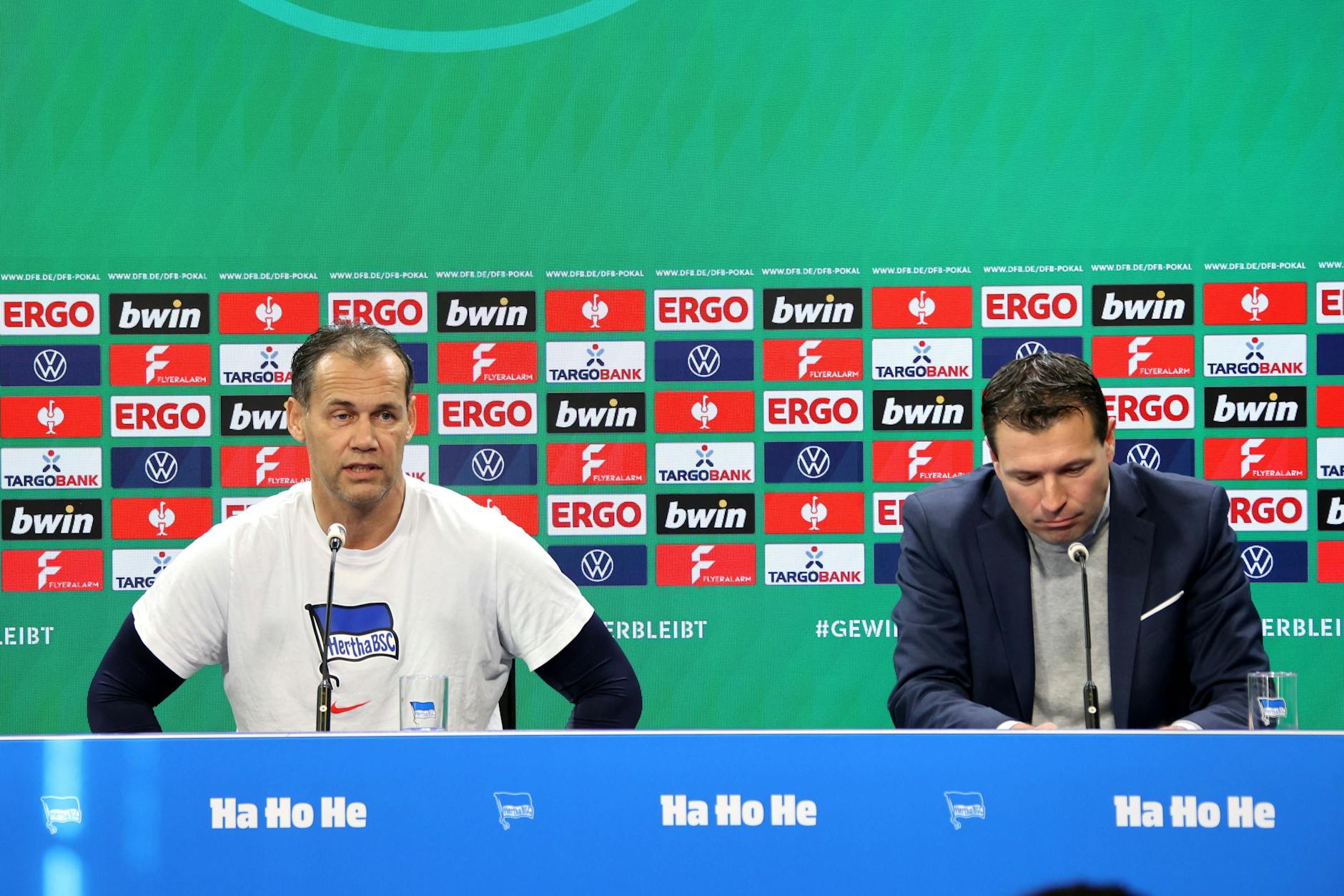 Co-Trainer Tamás Bódog (53), hier neben Sportdirektor Benjamin Weber (43), vertrat den erkrankten Pal Dardai auf der Pressekonferenz.
