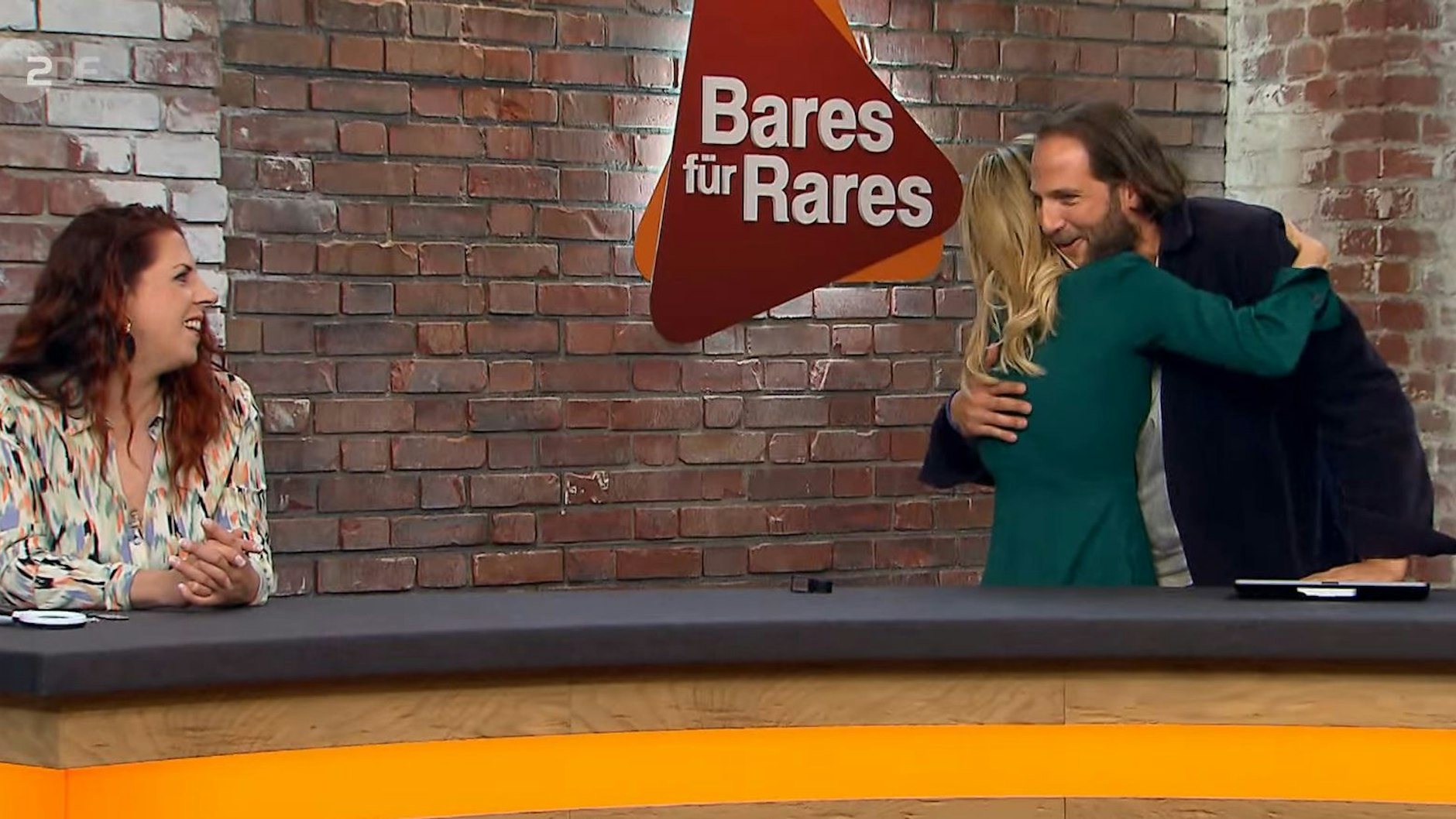 Gratulation für den Sieger Julian Schmitz-Avila von seiner „Bares für Rares“-Kollegin Elisabeth „Lisa“ Nüdling.