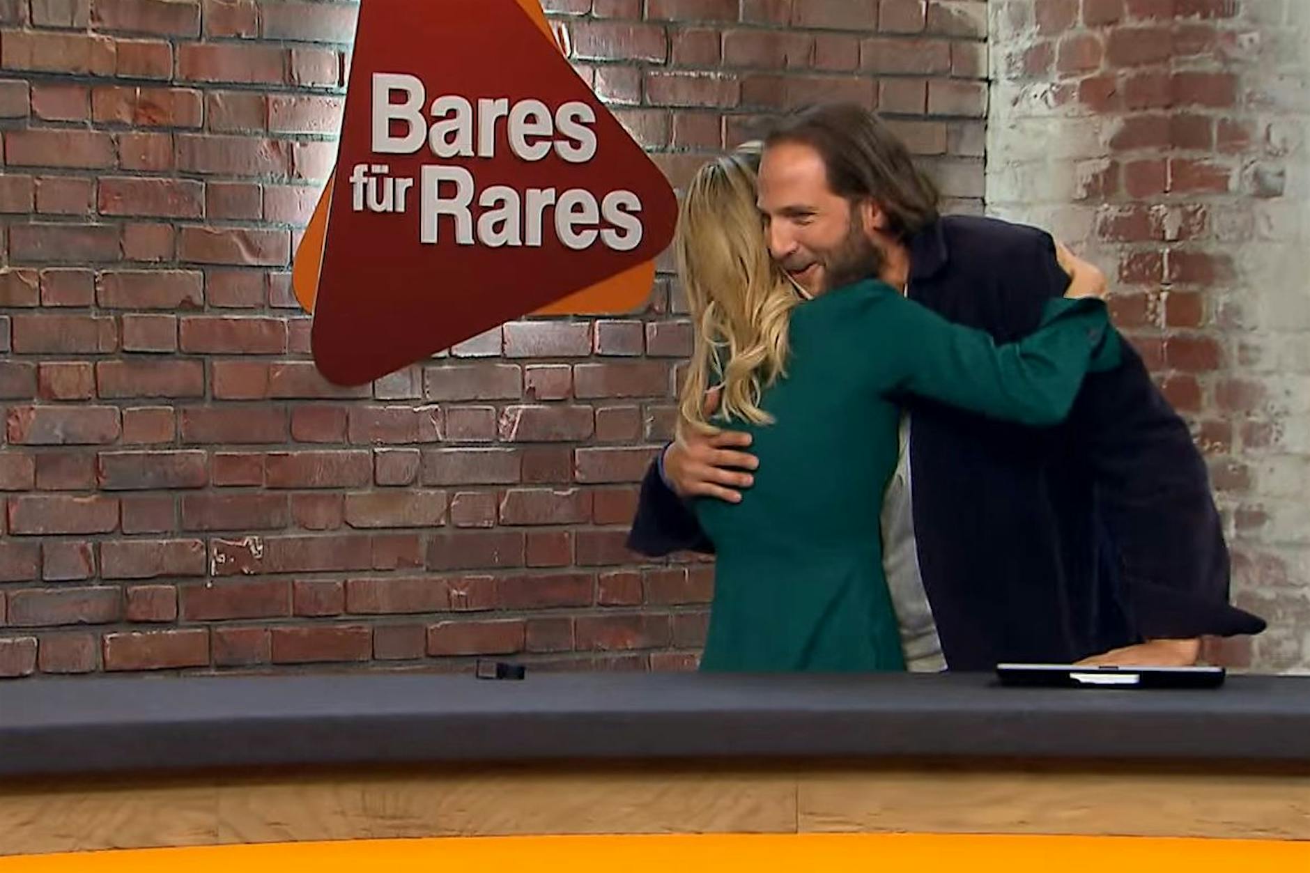 „Bares für Rares“-Sensation: Verbastelter Schreibtisch mit Hocker – dann das Megagebot