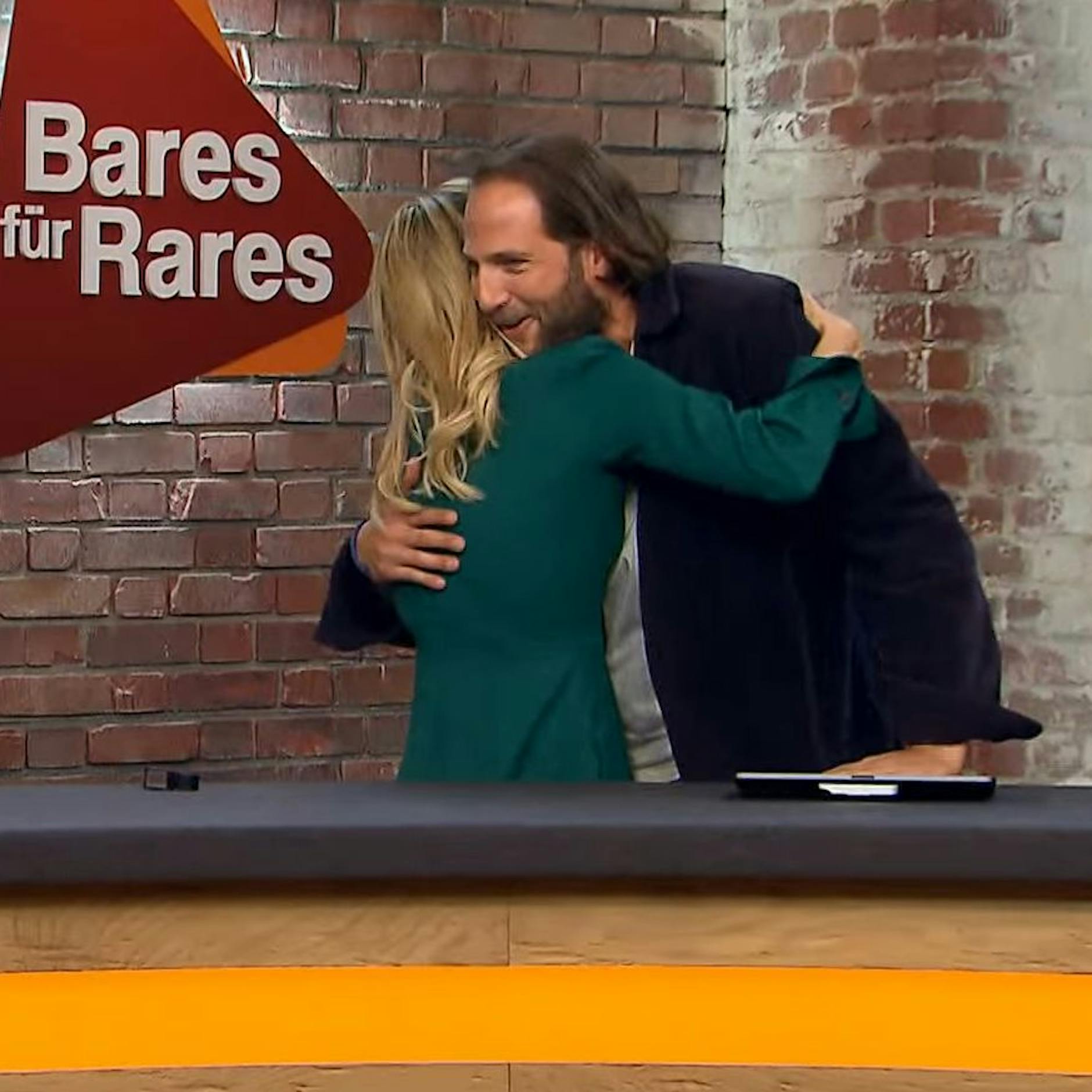 „Bares für Rares“-Sensation: Verbastelter Schreibtisch mit Hocker – dann das Megagebot