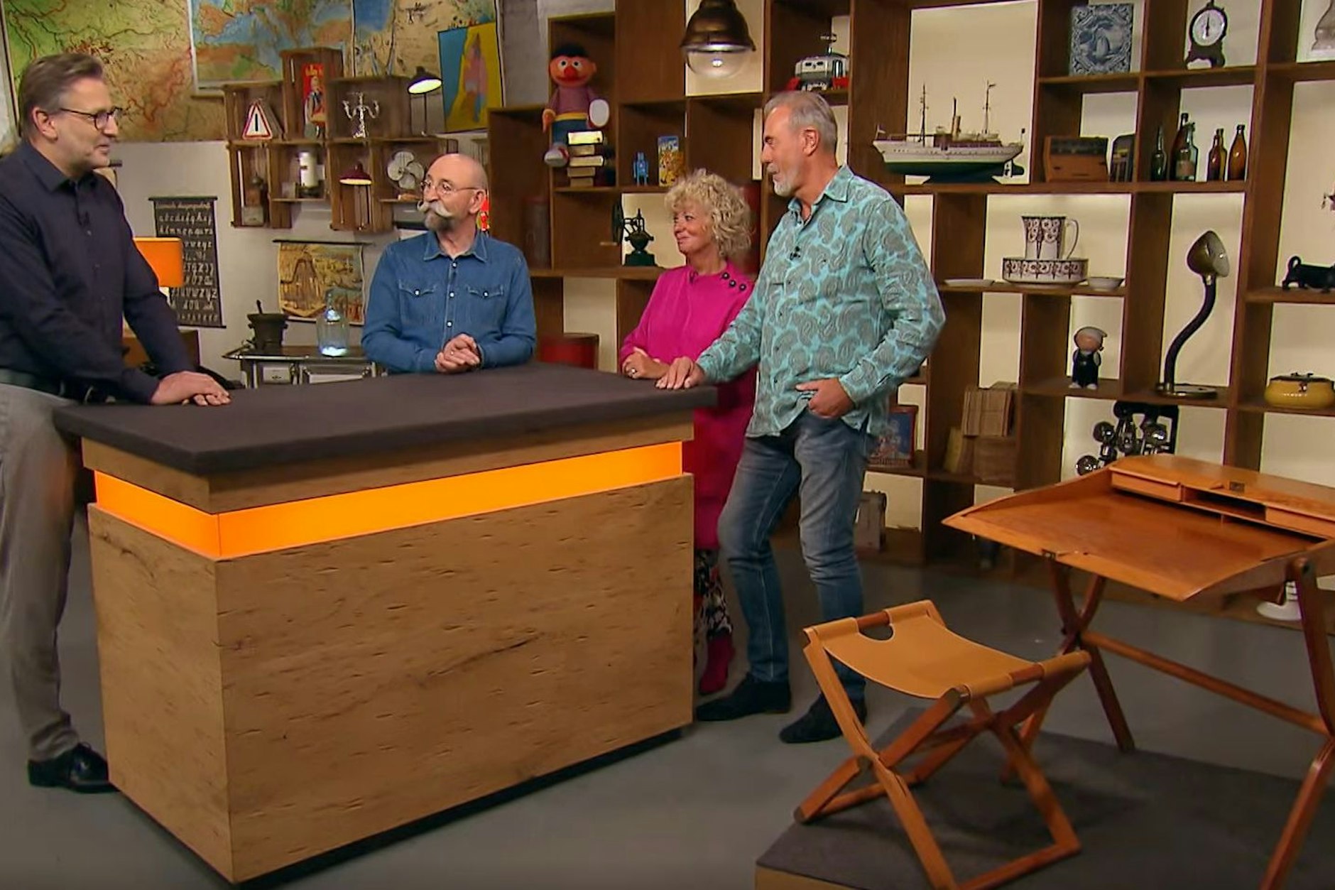 Ein edler Schreibtisch. Aber welcher „Bares für Rares“-Händler zahlt dafür eine fünfstellige Summe?