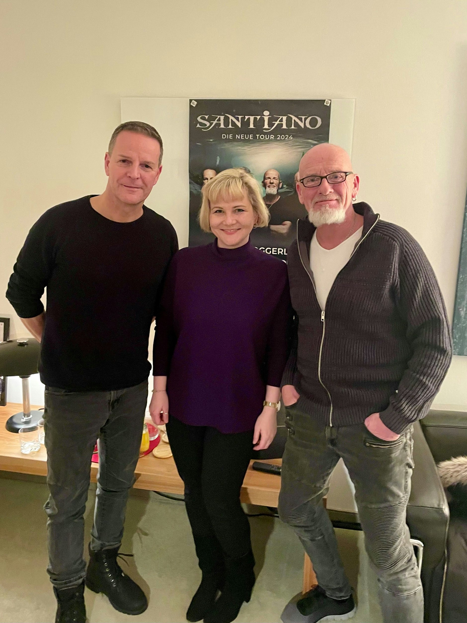 KURIER-Redakteurin Julia mit&nbsp;Axel Stosberg und Björn Both von Santiano