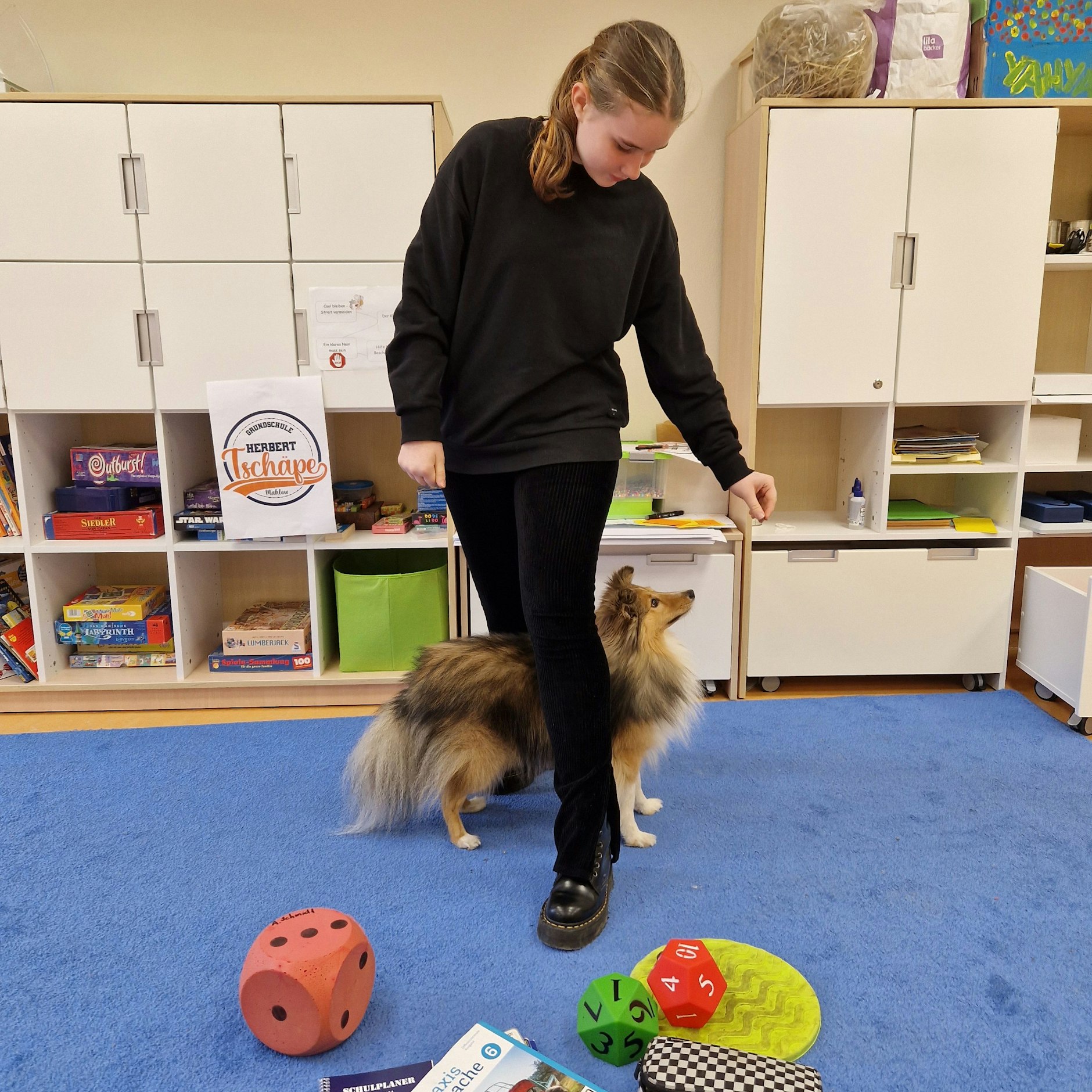 In der Lerngruppe dürfen die Kinder mit erspielten Leckerlies Tricks mit Pino machen.