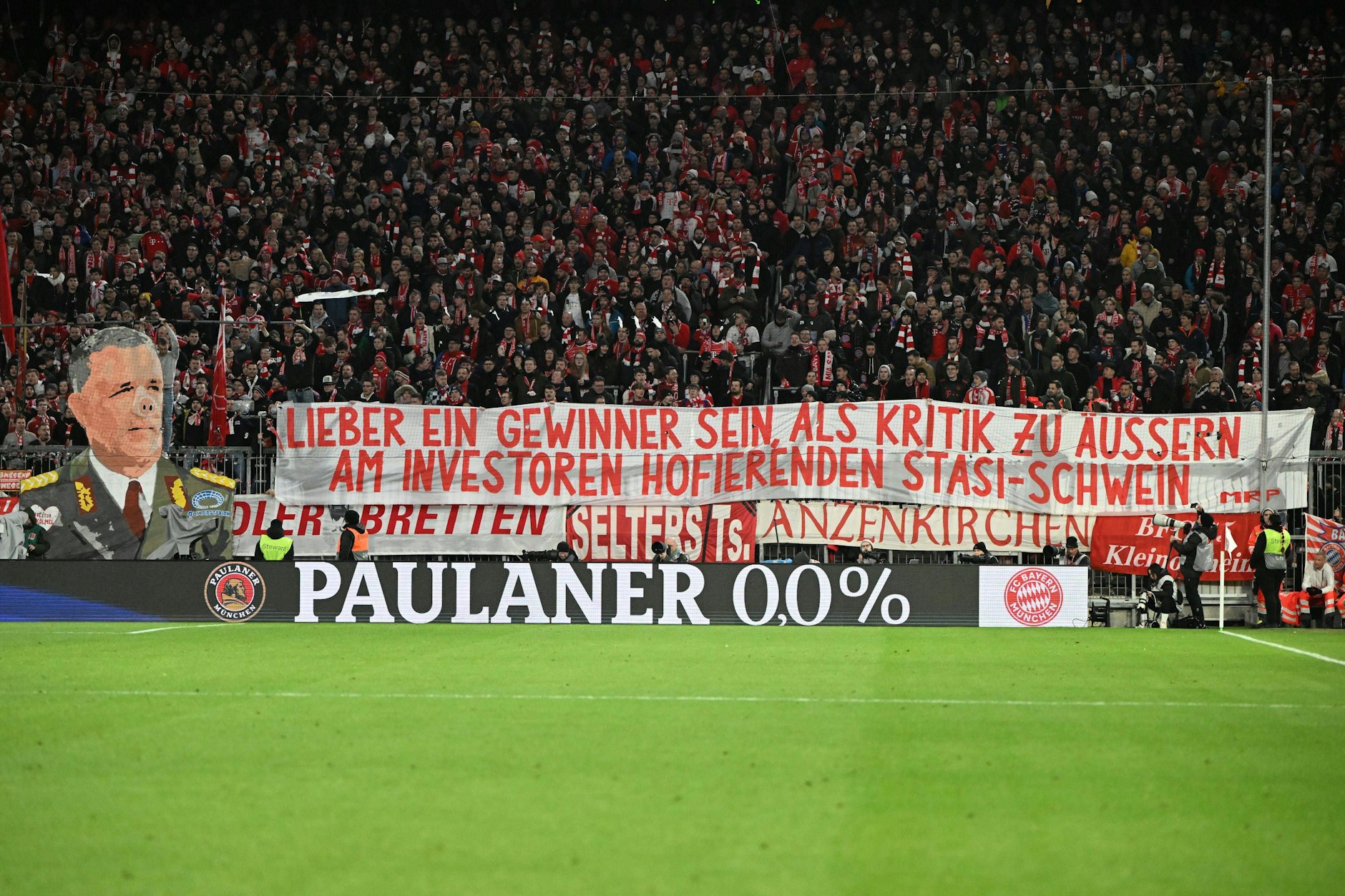 Ultras des FC Bayern zeigten beim Spiel dieses Stasi-Banner samt Konterfei von Union-Präsident Dirk Zingler mit Schweinsnase.