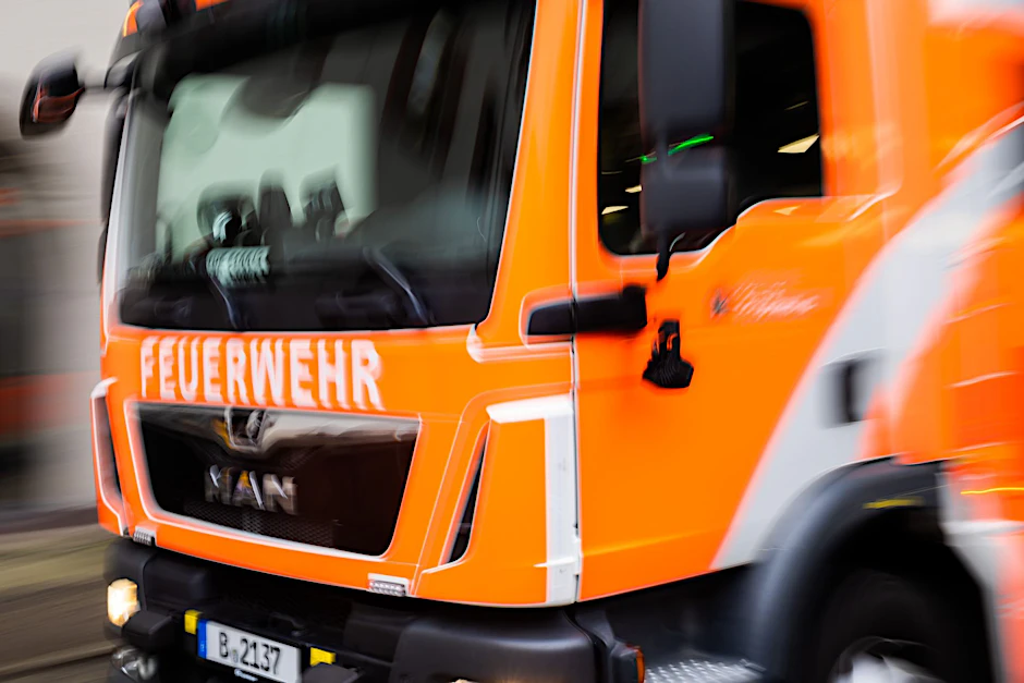 Die Feuerwehr ist am Sonntag in der Sonnenallee im Einsatz.