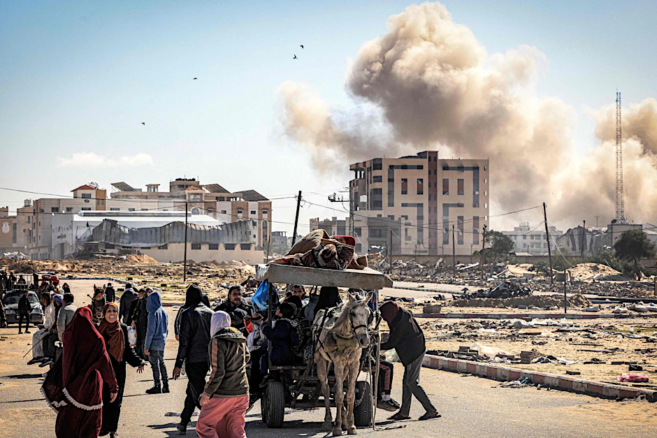 Palästinenser fliehen vor dem anhaltenden Konflikt zwischen Israel und der militanten Palästinensergruppe Hamas aus Khan Yunis im südlichen Gazastreifen.