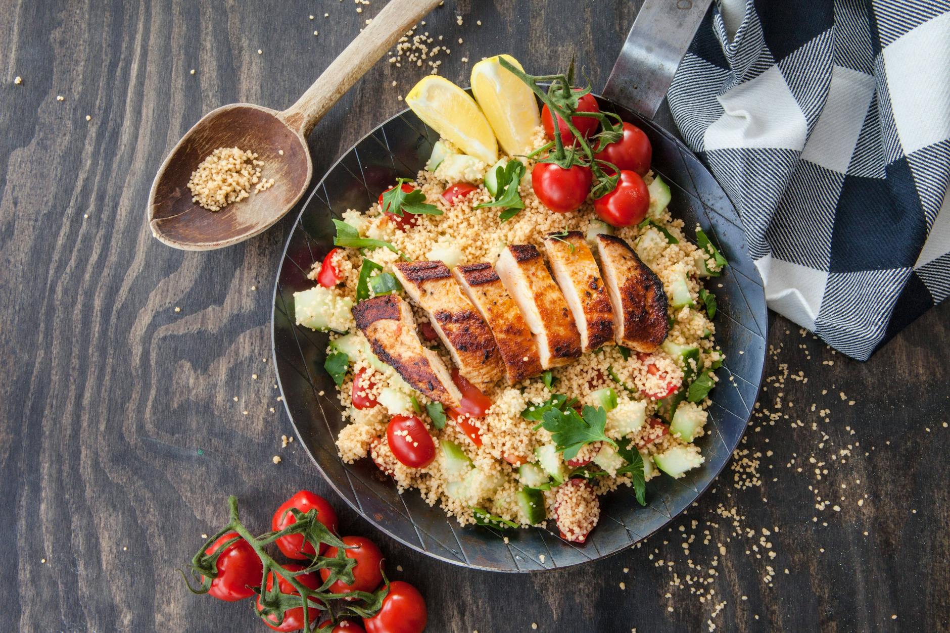 Dieses Rezept für Hähnchen-Couscous-Pfanne ist lecker und gesund.