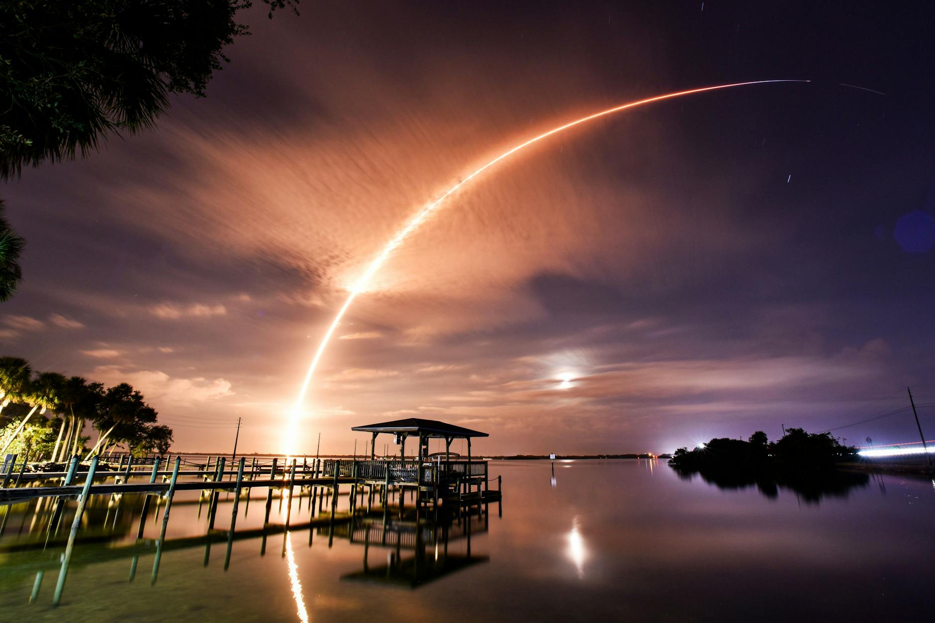 Start einer „Falcon 9“-Rakete des Raumfahrtunternehmens SpaceX zur „Starlink 6-31“-Mission. Gesehen vom Indian River in Cocoa, Florida, USA. SpaceX wurde von Elon Musk gegründet.