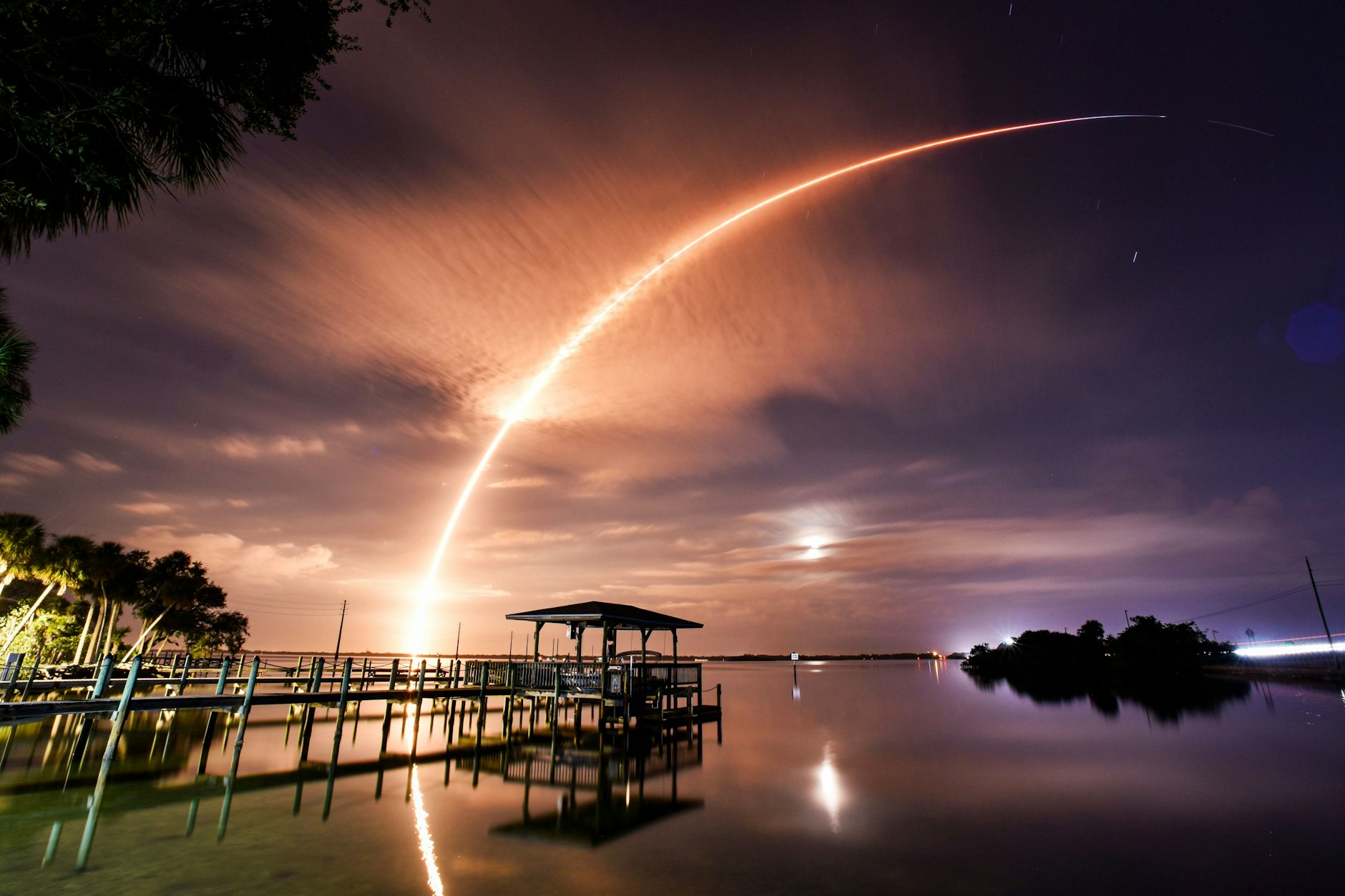 Start einer „Falcon 9“-Rakete des Raumfahrtunternehmens SpaceX zur „Starlink 6-31“-Mission. Gesehen vom Indian River in Cocoa, Florida, USA. SpaceX wurde von Elon Musk gegründet.