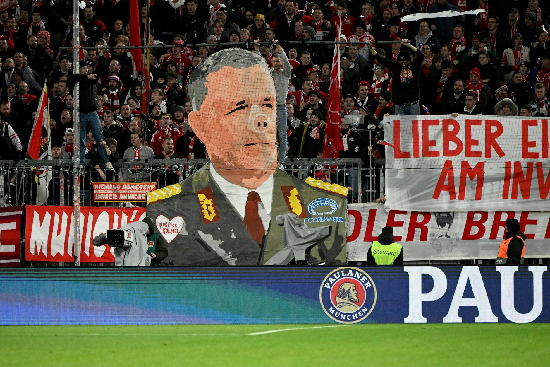 Ultras des FC Bayern zeigten beim Spiel dieses Stasi-Banner samt Konterfei von Union-Präsident Dirk Zingler mit Schweinsnase.