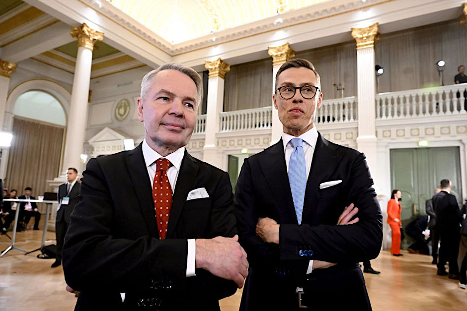 Die Präsidentschaftskandidaten Alexander Stubb (r) und Pekka Haavisto im Rathaus von Helsinki.  