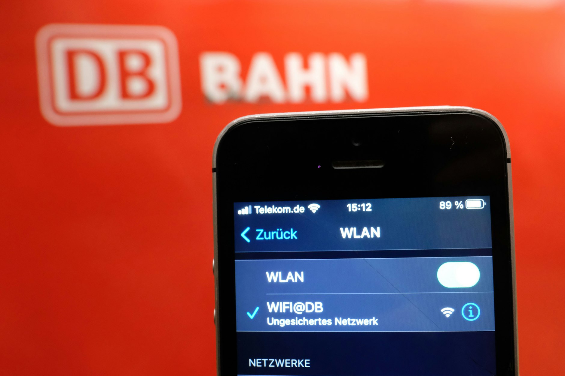 Nur auf wenigen Bahnhöfen der Deutschen Bahn in der Region Berlin/Brandenburg finden Reisende Zugang zu kostenlosen WLAN-Hotspots.