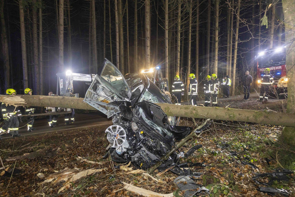 Unglaublich! Aus diesem Autowrack kam die Fahrerin lebend raus