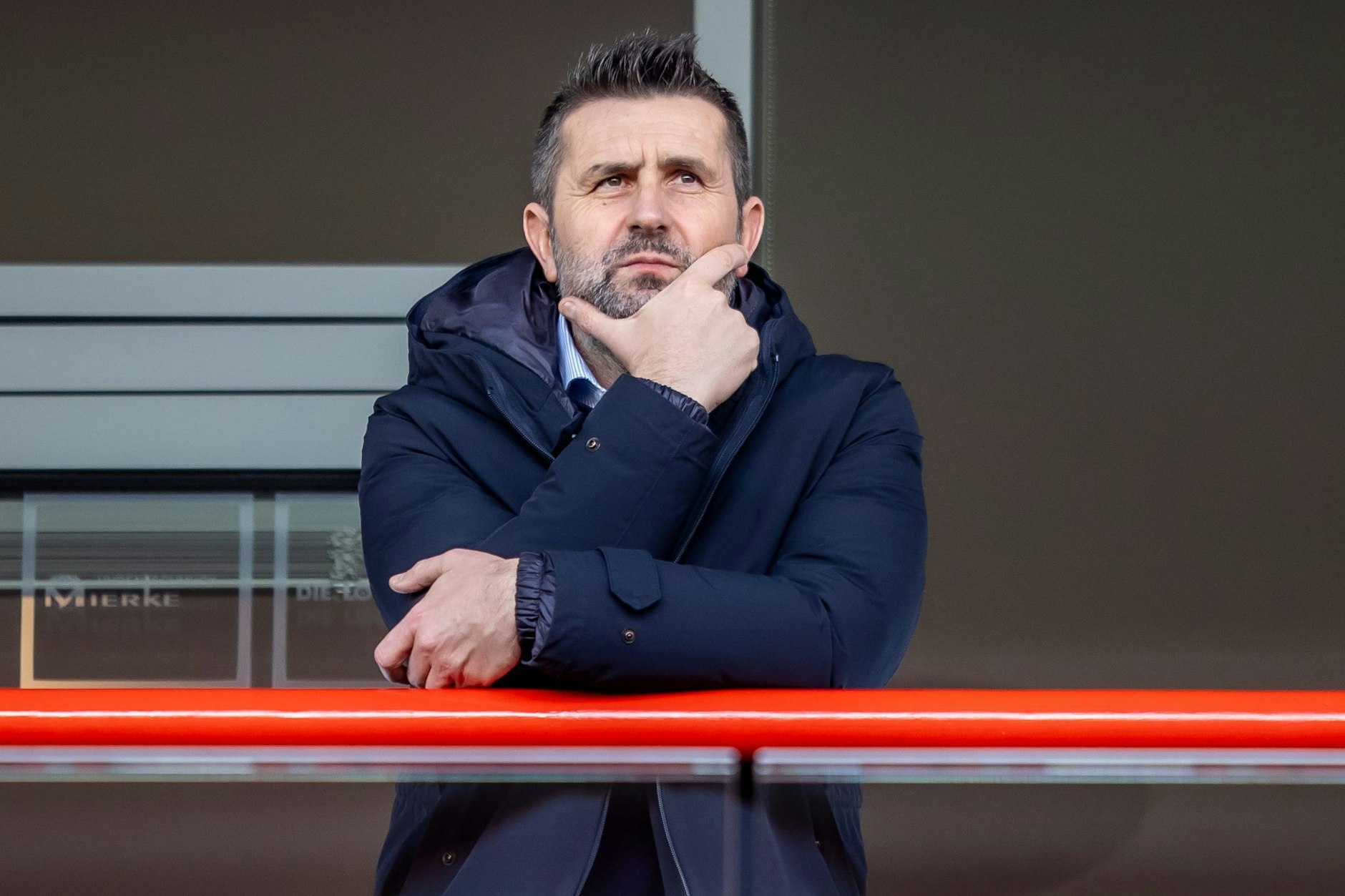 Verfolgte den knappen 1:0-Sieg des 1. FC Union Berlin gegen den SV Darmstadt von der Tribüne: Cheftrainer Nenad Bjelica.