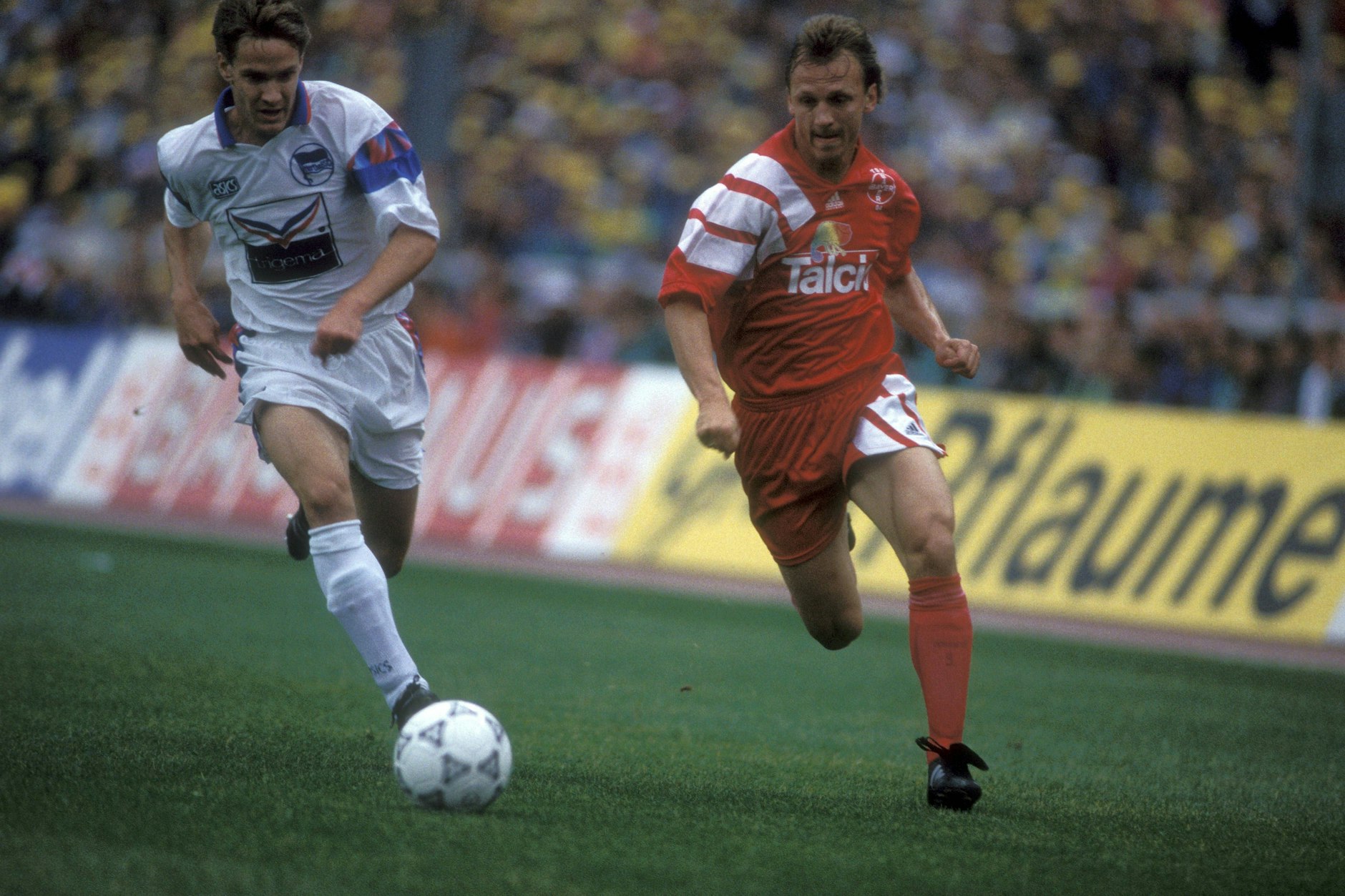 Andreas Schmidt, hier im Duell mit dem späteren Herthaner Andreas Thom, verlor mit den Hertha-Bubis 1993 das Pokalfinale gegen Bayern Leverkusen mit 0:1.&nbsp;