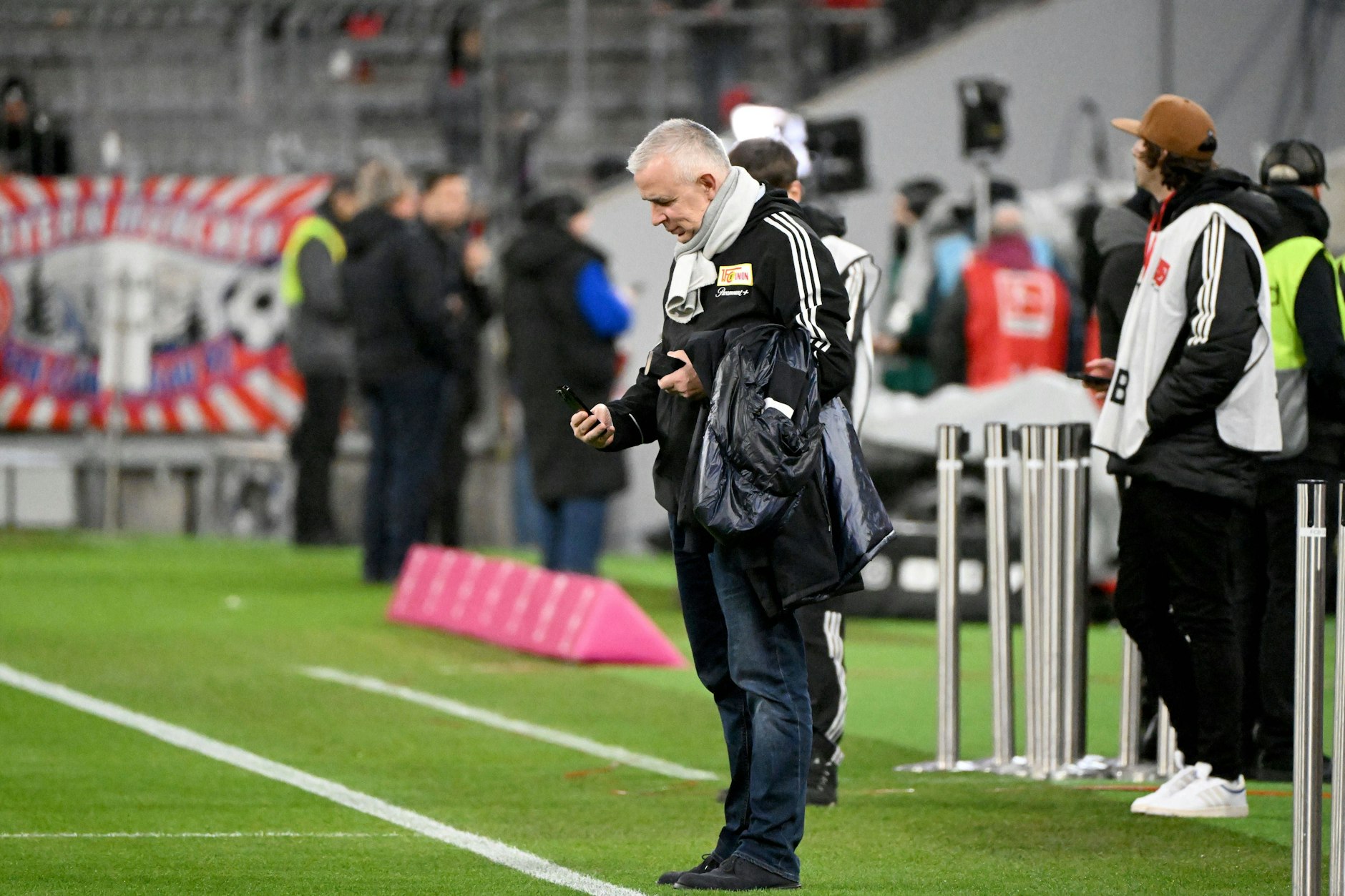 Dirk Zingler (59), Präsident des 1. FC Union, war beim Spiel in München gegen den FC Bayern im Stadion, blieb trotz des Stasi-Banners gelassen.