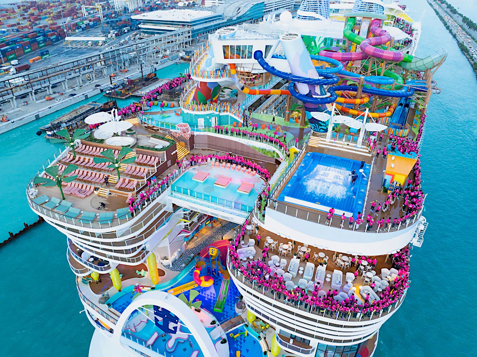 Vermutlich wird es hier schnell unübersichtlich: Blick auf die verschiedenen Decks der „Icon of the Seas“ von Royal Caribbean im Hafen von Miami.