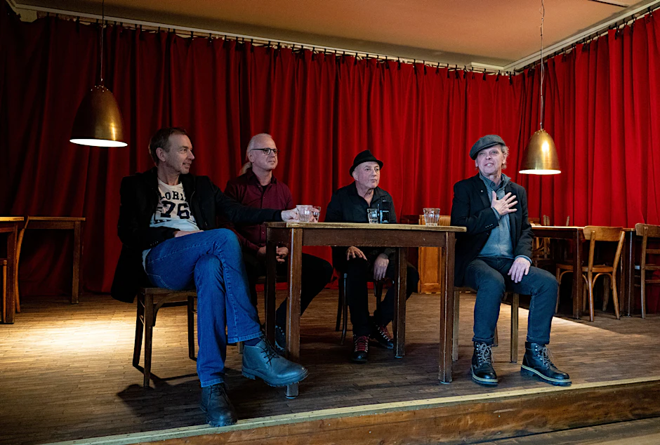 Andreas Dziuk (l-r), Stefan Dohanetz, Andre Herzberg und Jürgen Ehle von der Band Pankow während der Pressekonferenz in der Gaststätte Prater in Berlin