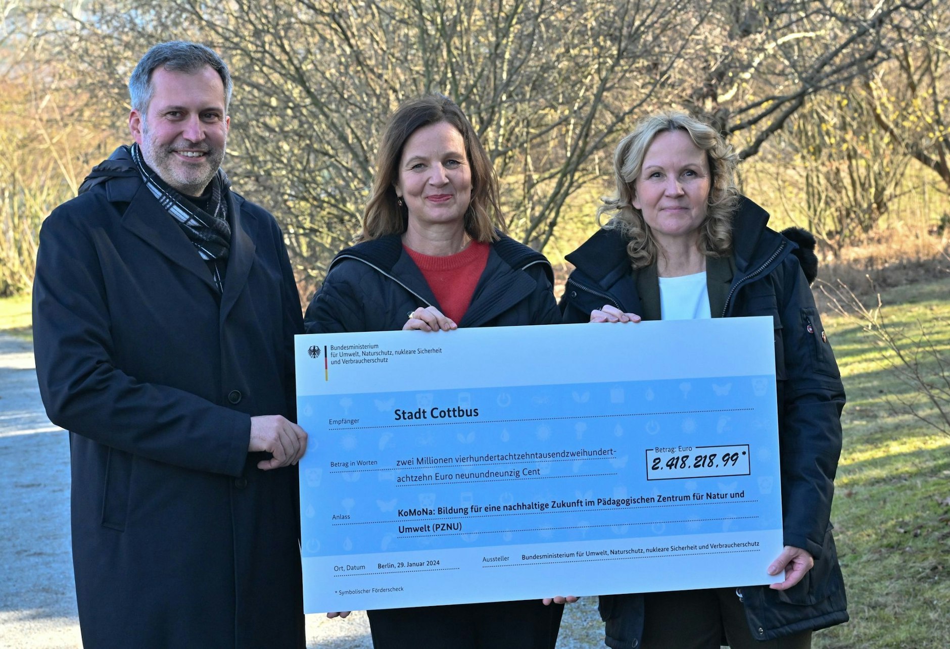 Tobias Schick (SPD, l-r), Oberbürgermeister von Cottbus, Ulrike Blumensath-Streidt, Leiterin Pädagogisches Zentrum für Natur und Umweltschutz, und Steffi Lemke (Bündnis 90/Die Grünen).  