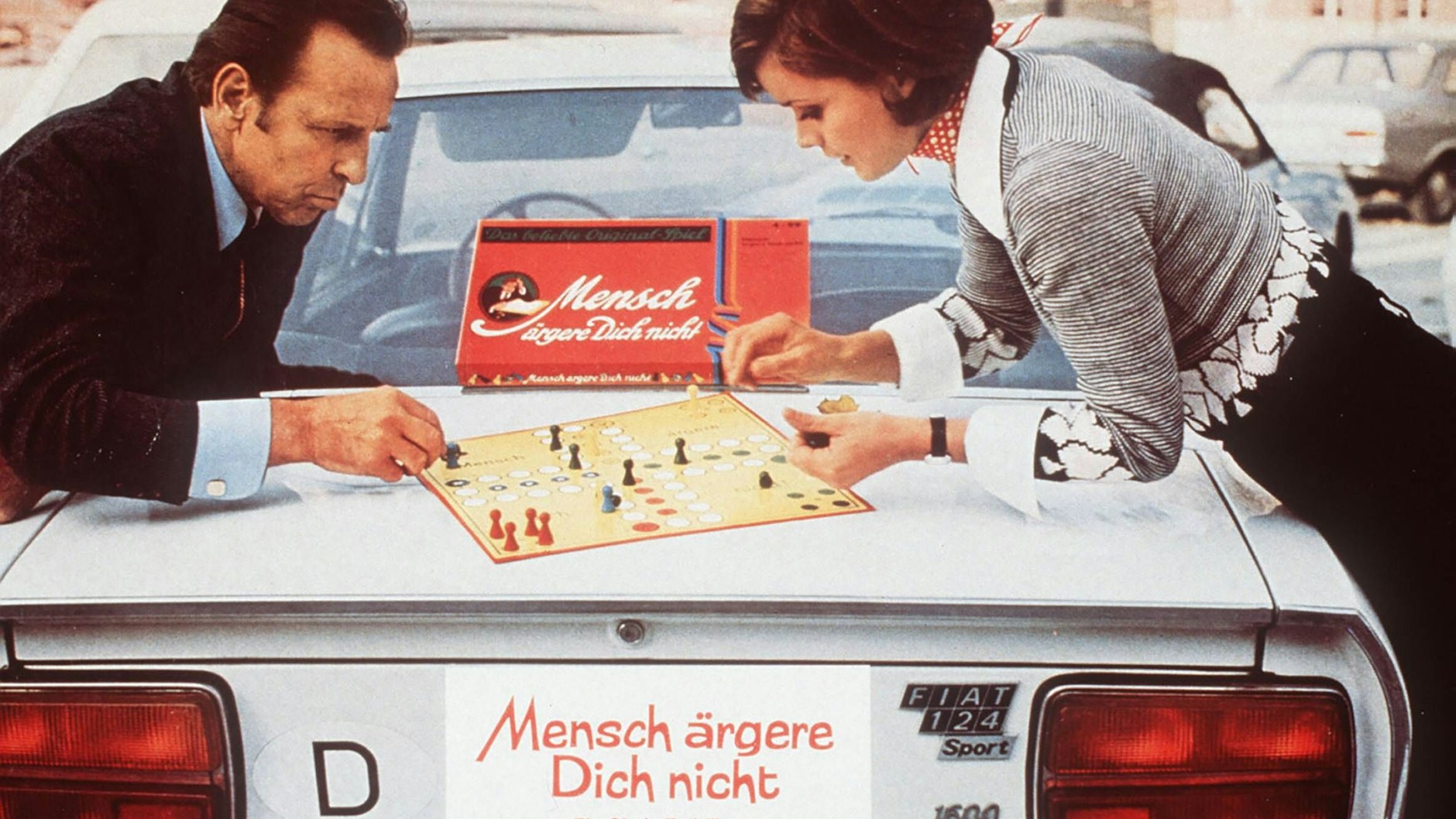 Bis ins Kino hat es das Spiel gebracht: Im Spielfilm „Mensch ärgere dich nicht“ von 1972 spielen Uschi Glas und Georg Thomalla eine Runde.