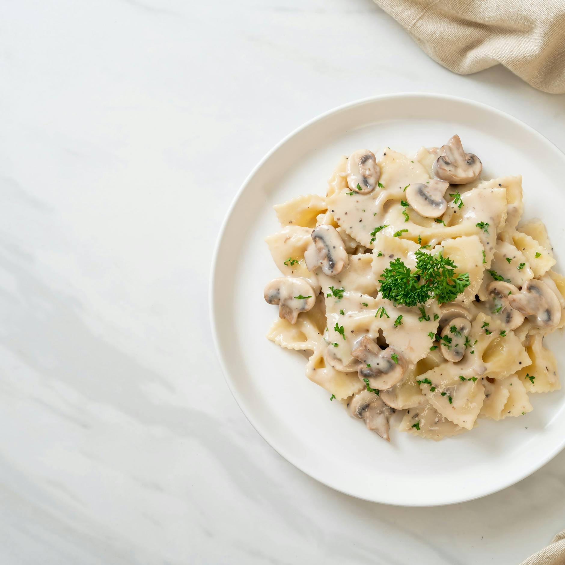 Auch mit Farfalle harmonieren Champignons in Sahnesauce ganz wunderbar. Aber die beliebtesten Nudeln bei den Deutschen sind Spaghetti. 