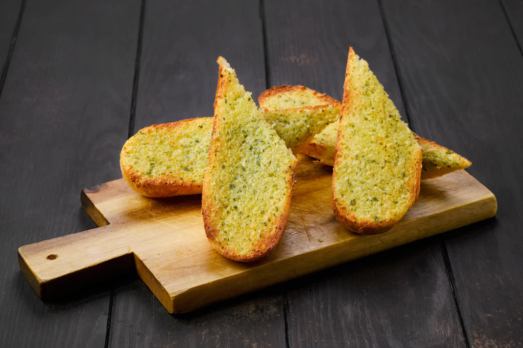 Rezept für Knoblauchbaguette: Sooo lecker und einfach selbst machen!