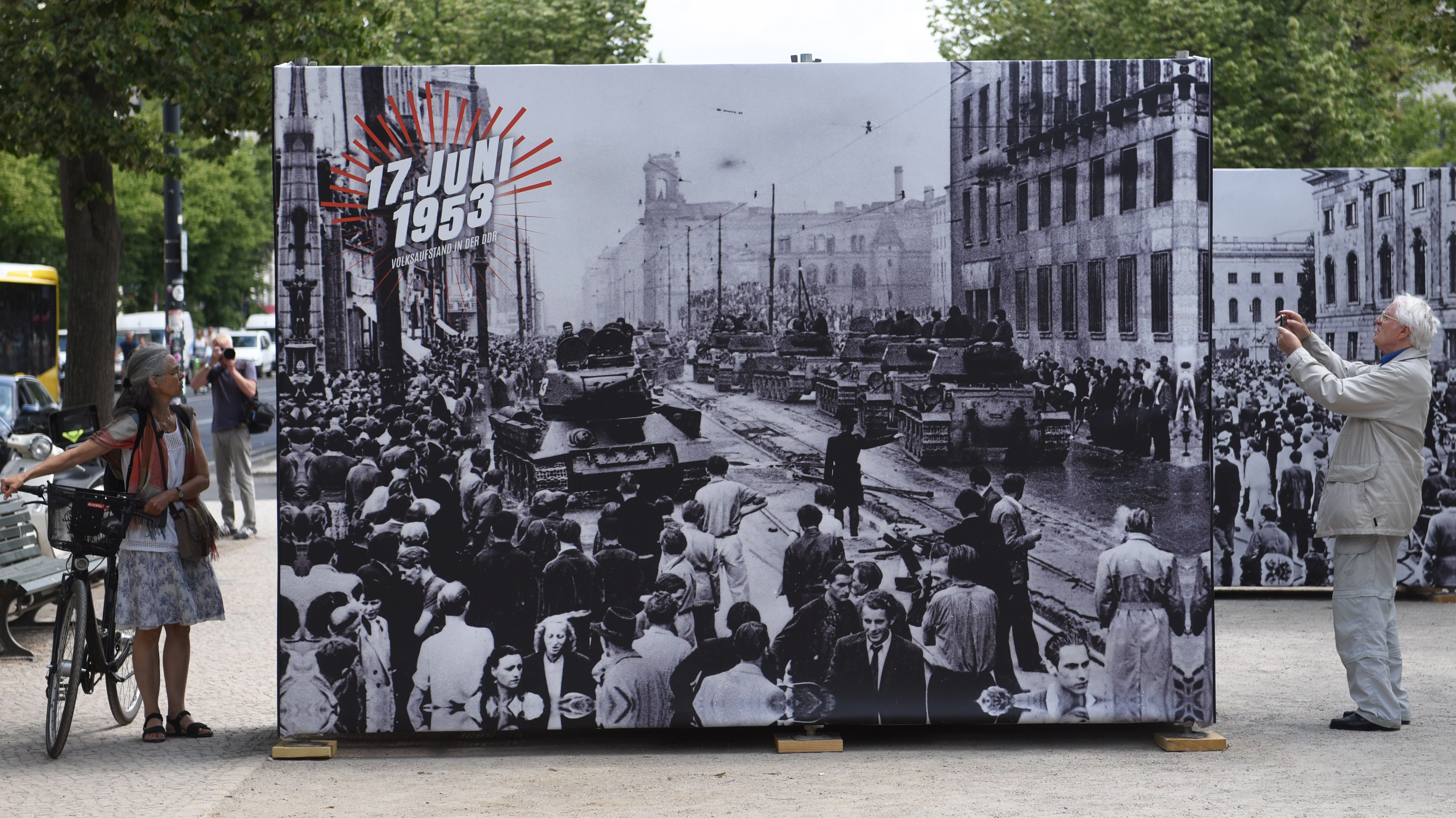 Panzer rollten an, um am 17. Juni 1953 den Volksaufstand in der DDR zu beenden, der mit einem Streik begann. In Berlin wurde im vergangenen Jahr mit einer Fotoschau daran erinnert.  
              
              
