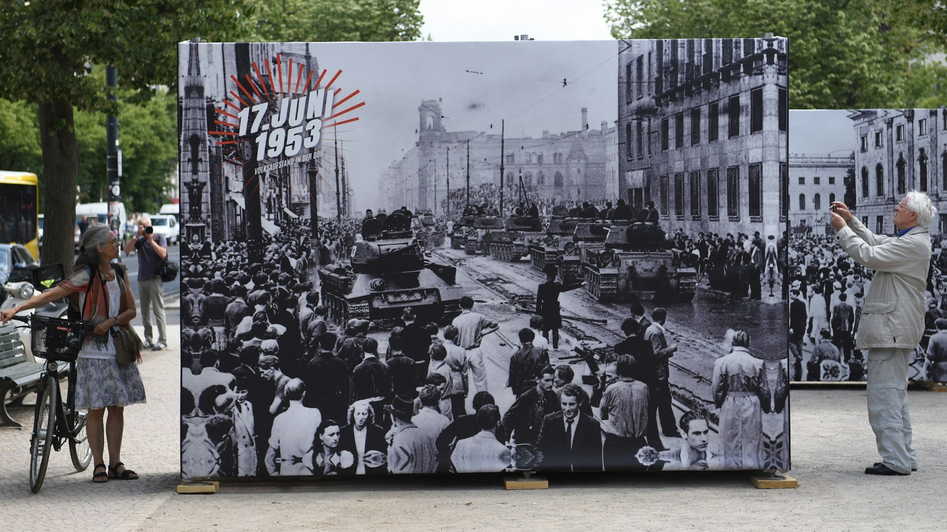 Panzer rollten an, um am 17. Juni 1953 den Volksaufstand in der DDR zu beenden, der mit einem Streik begann. In Berlin wurde im vergangenen Jahr mit einer Fotoschau daran erinnert.  

