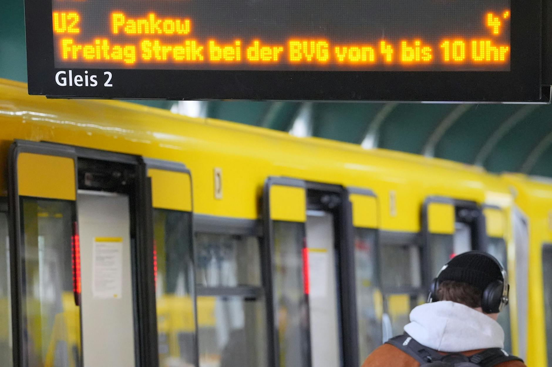 Über dem Bahnsteig auf dem Bahnhof Eberswalder Straße weist ein Display auf den bevorstehenden Streik bei der BVG am 2. Februar 2024 hin. 