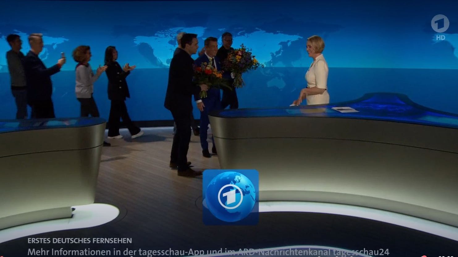 Das Team der ARD-„Tagesschau“ verabschiedet sich mit Blumen von der TV-Nachrichtensprecherin Judith Rakers, die zum letzten Mal die Hauptausgabe der ARD-«Tagesschau» präsentierte. 