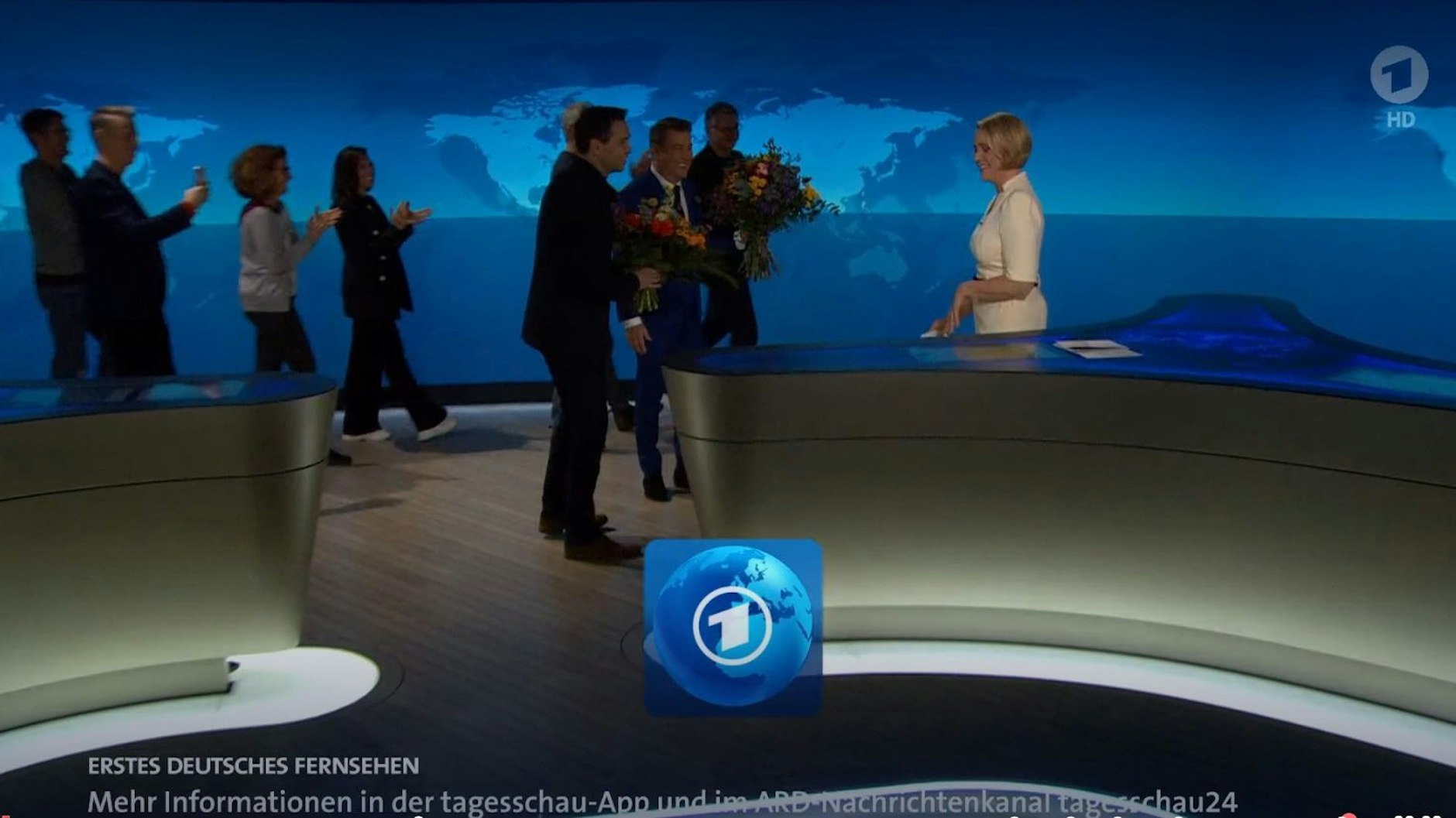Das Team der ARD-„Tagesschau“ verabschiedet sich mit Blumen von der  TV-Nachrichtensprecherin Judith Rakers, die zum letzten Mal die Hauptausgabe der ARD-«Tagesschau» präsentierte.&nbsp;