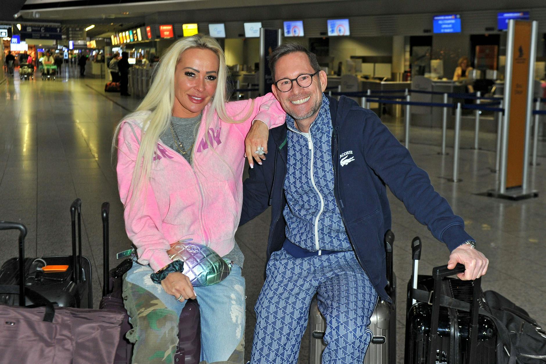 Cora Schumacher und ihr Freund Jörg beim Abflug in Frankfurt.