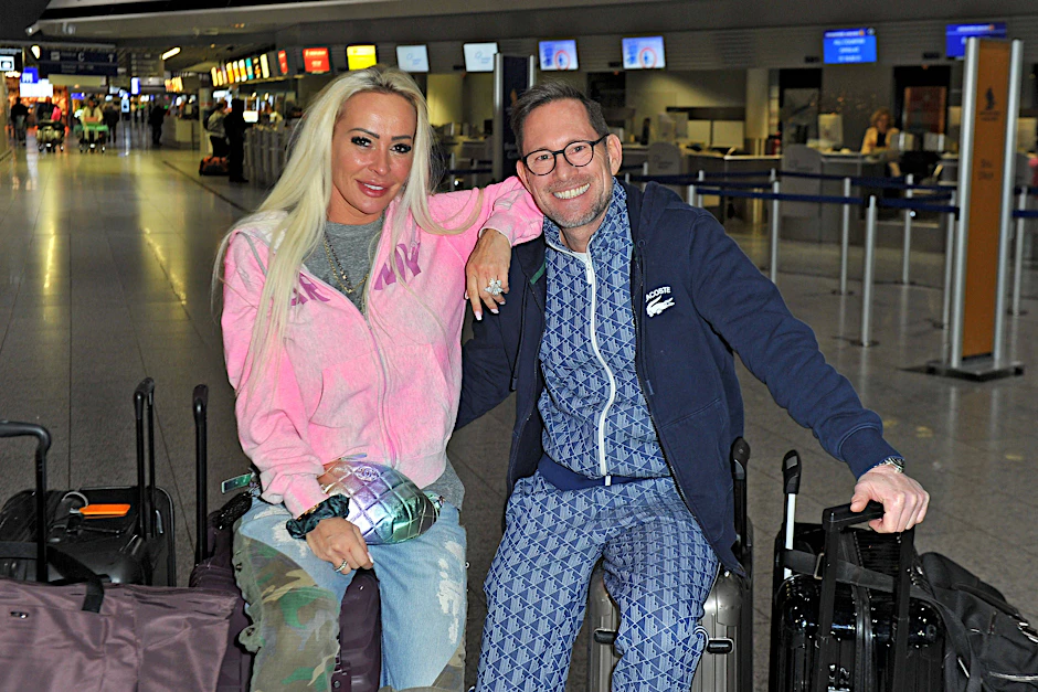 Cora Schumacher und ihr Freund Jörg beim Abflug in Frankfurt.
