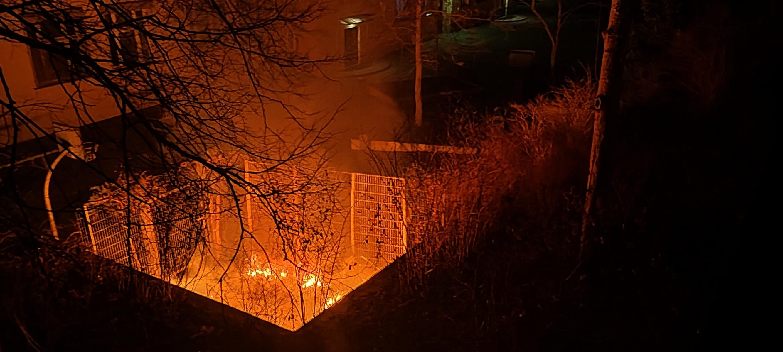 Berliner Schulhof steht in Flammen – und Feuerwehr kommt nicht drauf