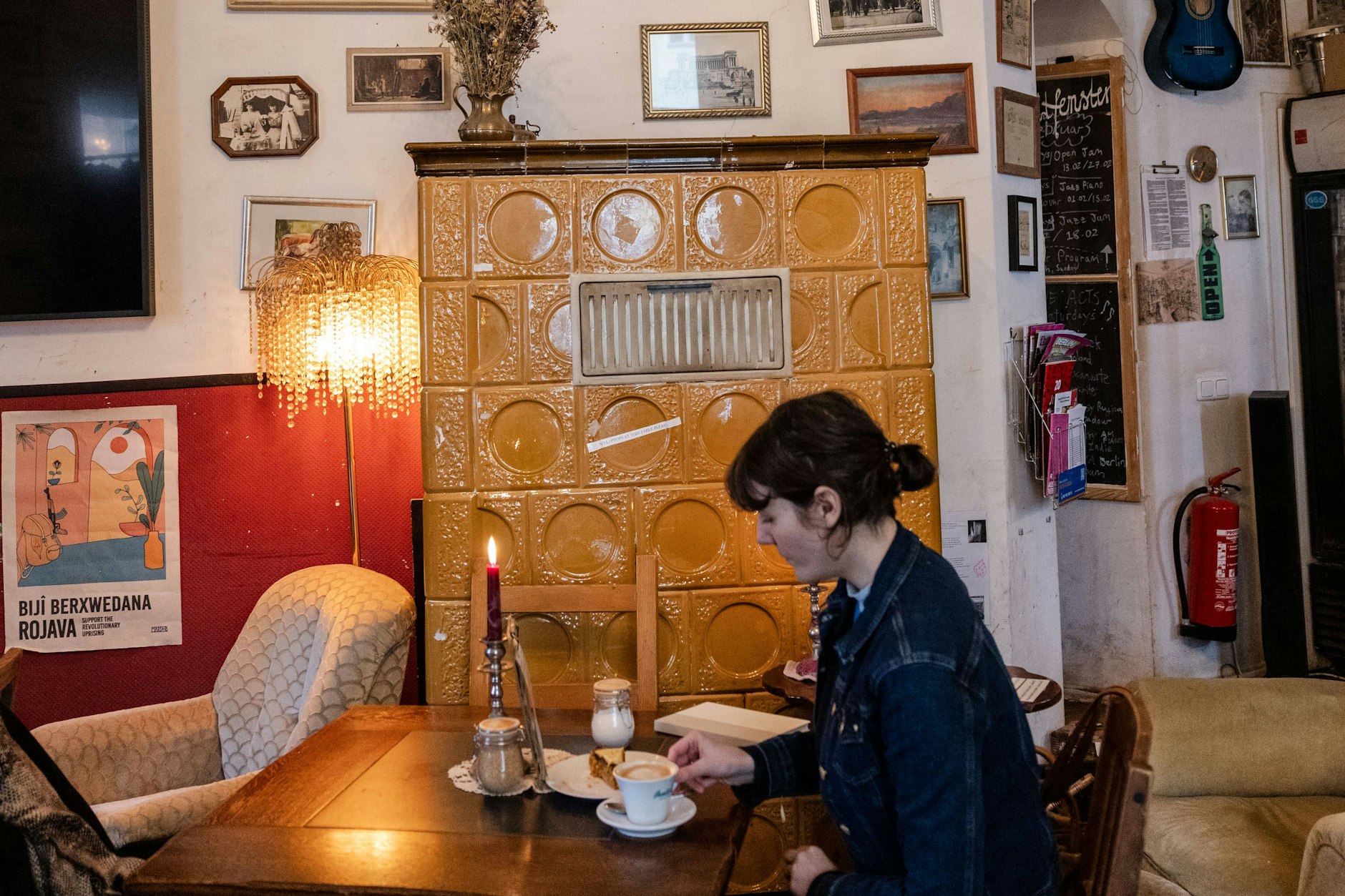 Hier bullert noch der Ofen: das Café Herman Schulz in Friedrichshain.&nbsp;