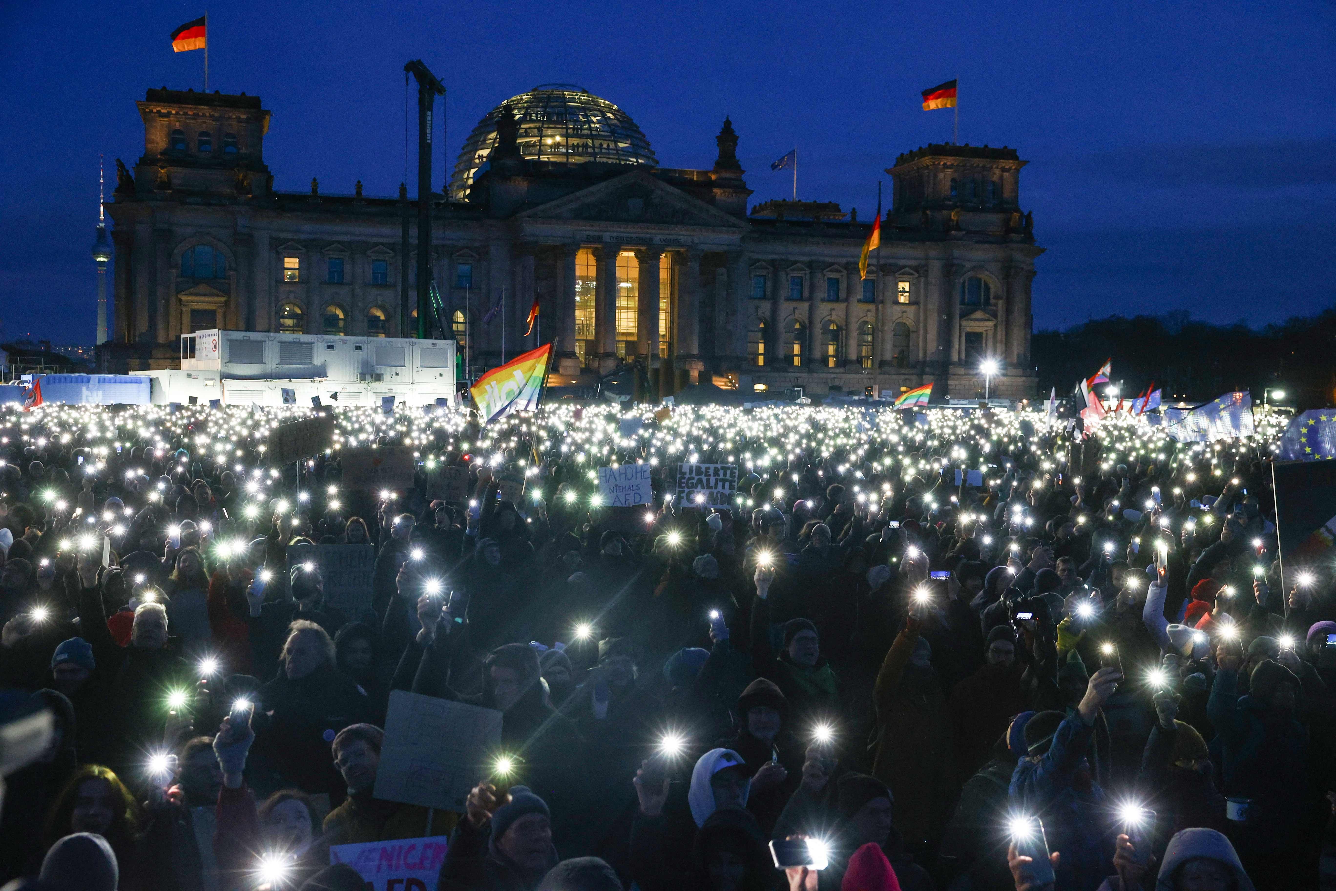 Demos am Wochenende: Menschenkette gegen rechts