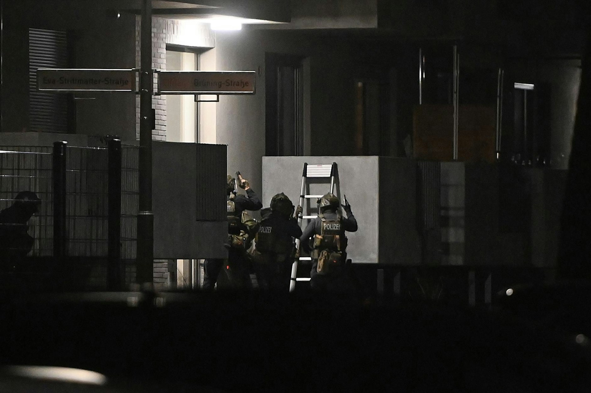 In Hellersdorf versetzte ein Randalierer Anwohner in Angst und Schrecken und sorgte für einen Großeinsatz.