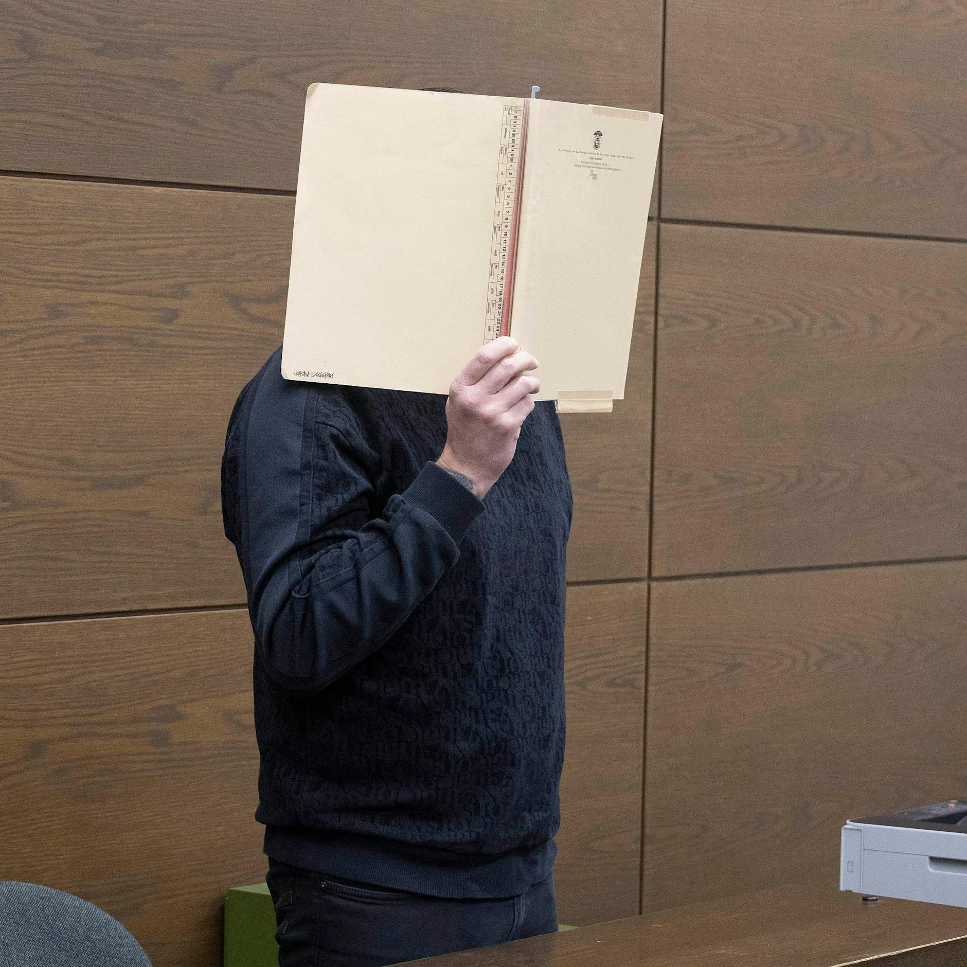 Der Betrüger wollte Zehntausende Euro: Ex-Polizist lockt ihn in Falle