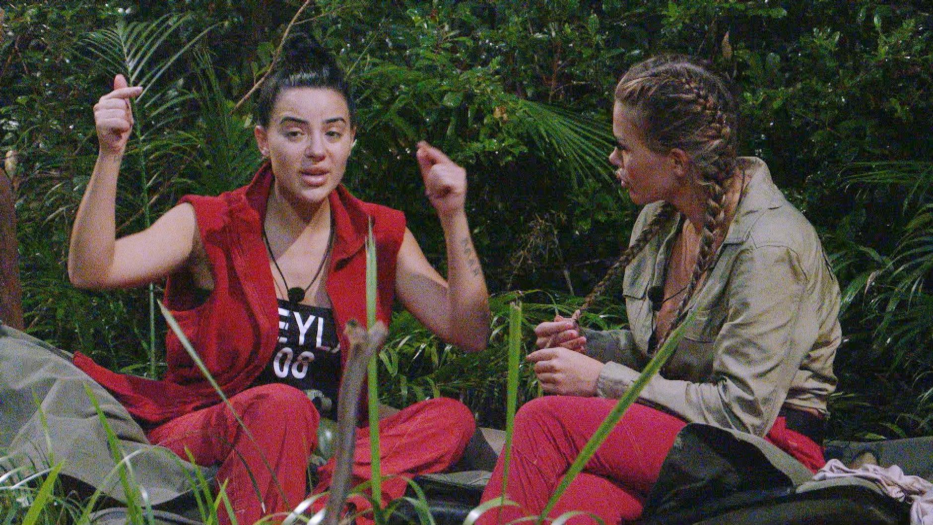 Leyla und Kim Virginia kriegen sich wegen Mike in die Haare.