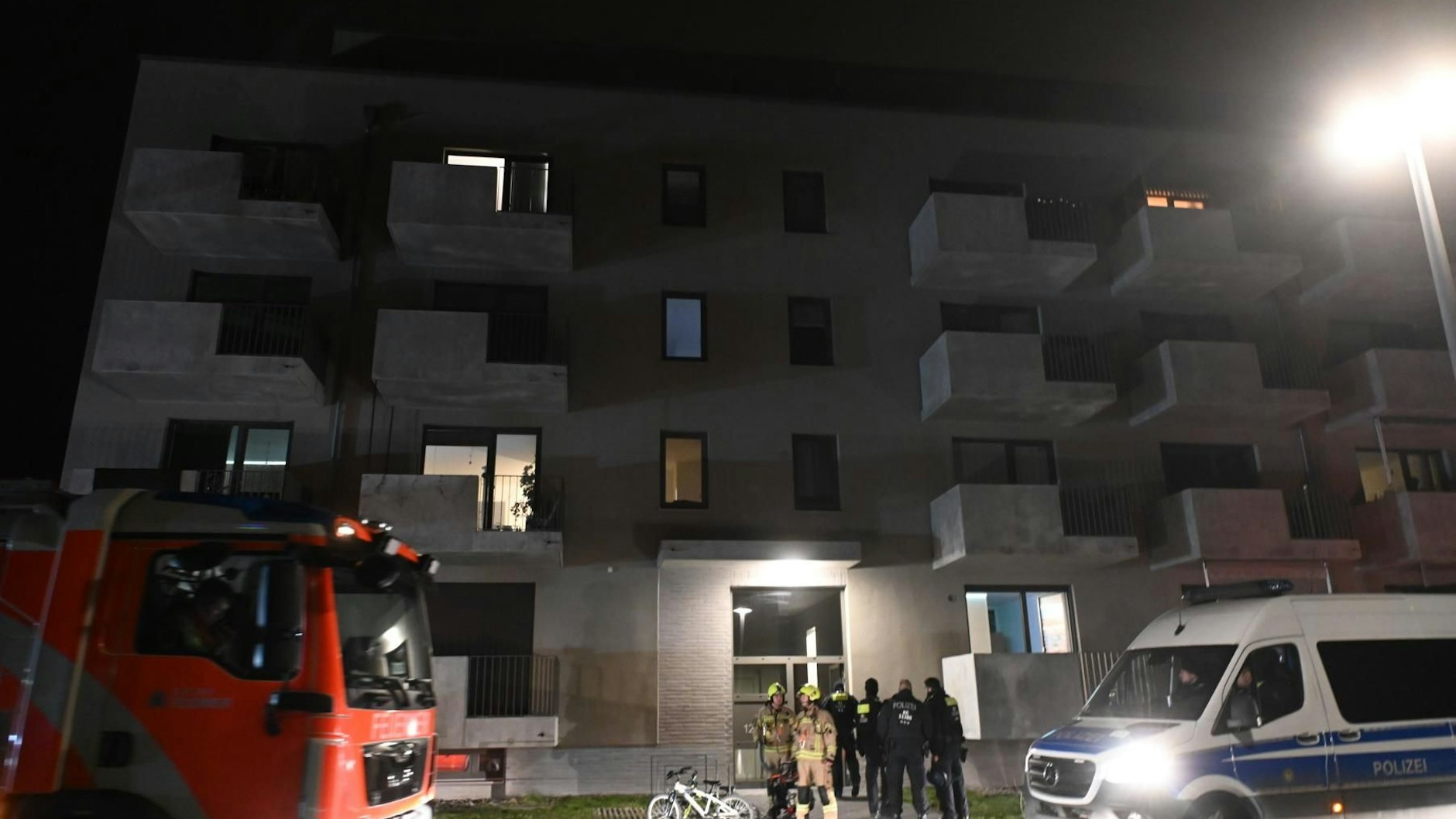 Dutzende Polizisten und Feuerwehrleute waren am Dienstagabend in Hellersdorf im Einsatz.